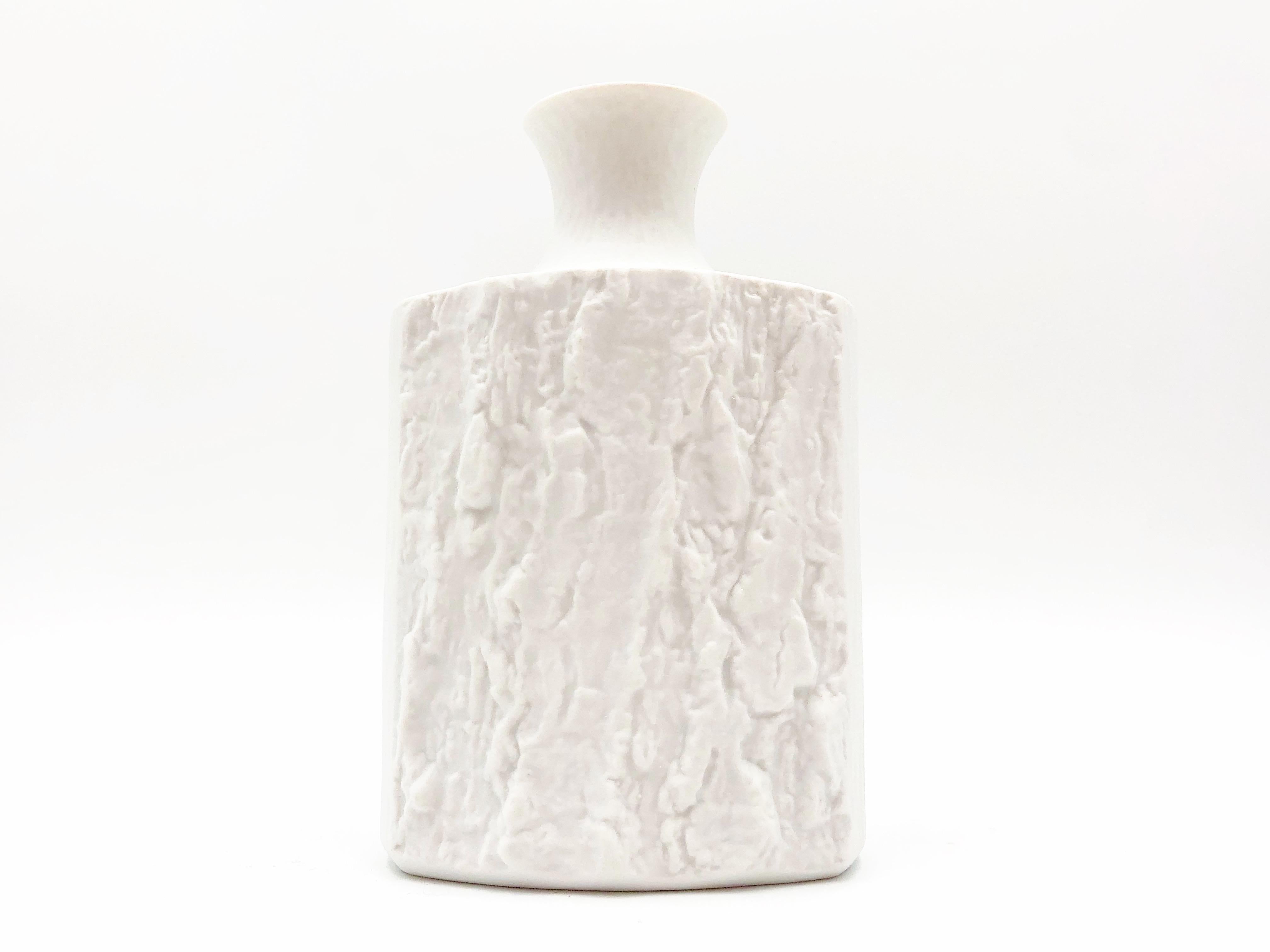 Beautiful vintage fine bone porcelain decorative vase by Bareuther, circa 1970s.

Details:
- 7