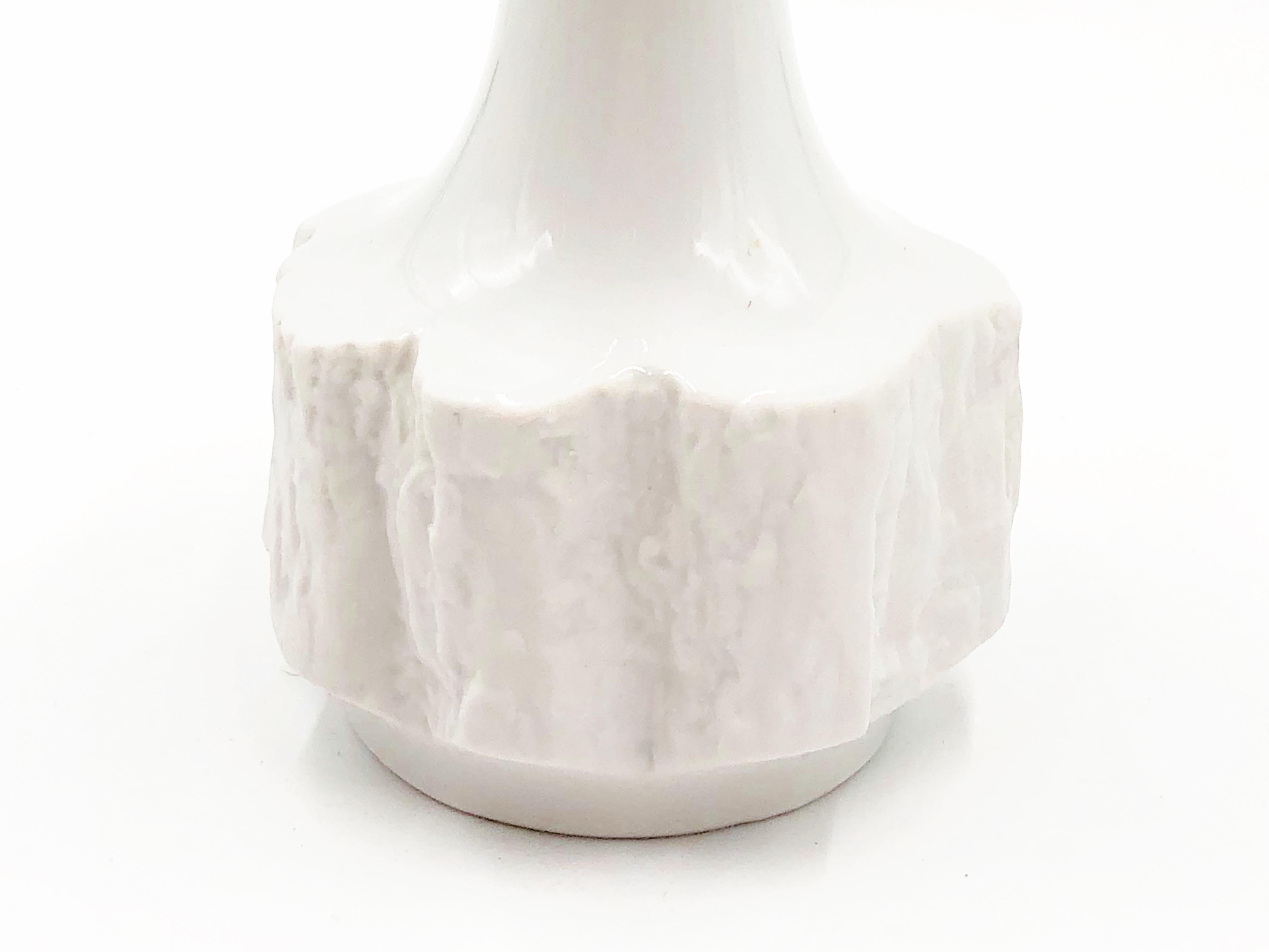 Porcelaine Vase en porcelaine blanche allemande à os fin par Bareuther:: vers 1970 en vente