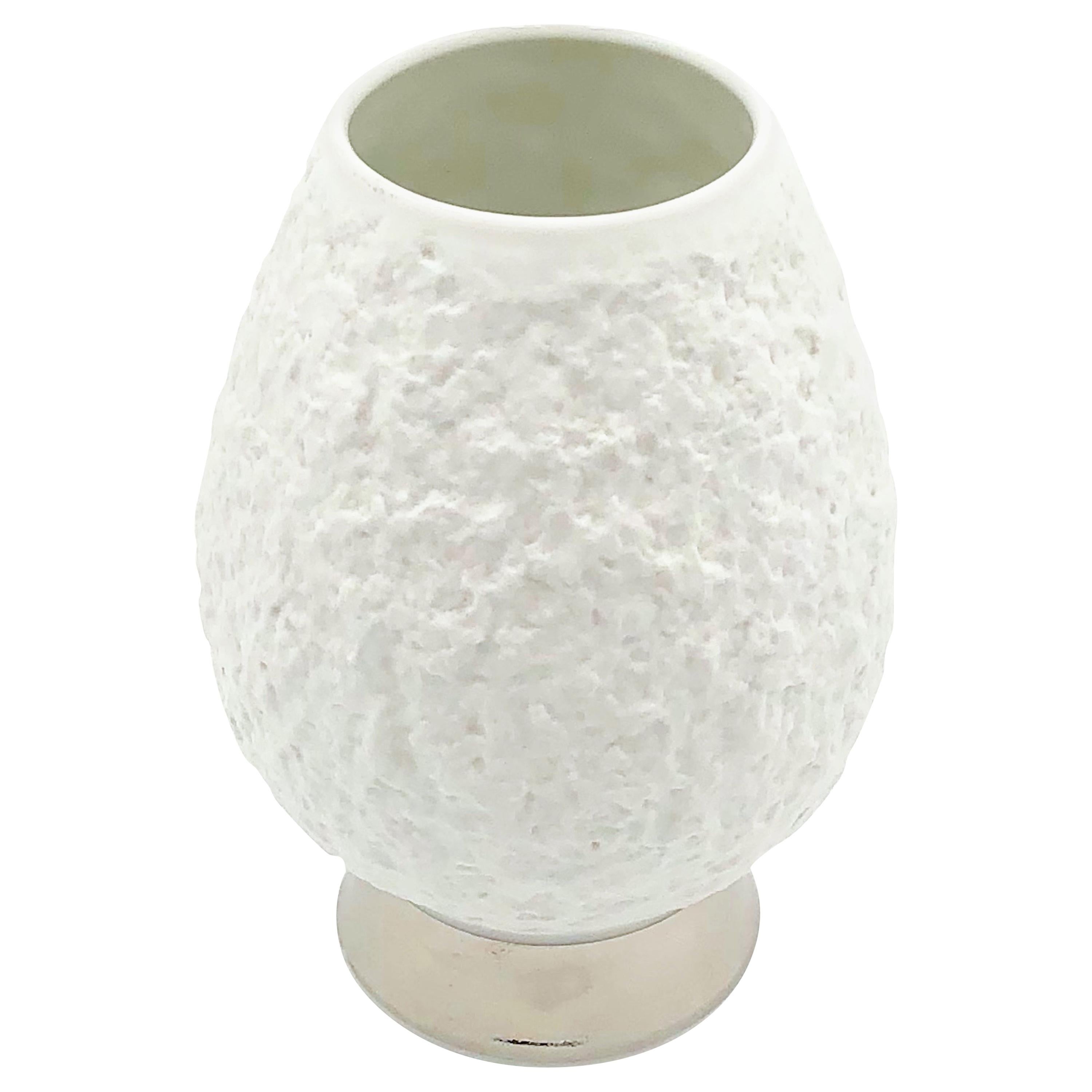 Vase en porcelaine blanche allemande à os fin par KPM:: circa 1960s