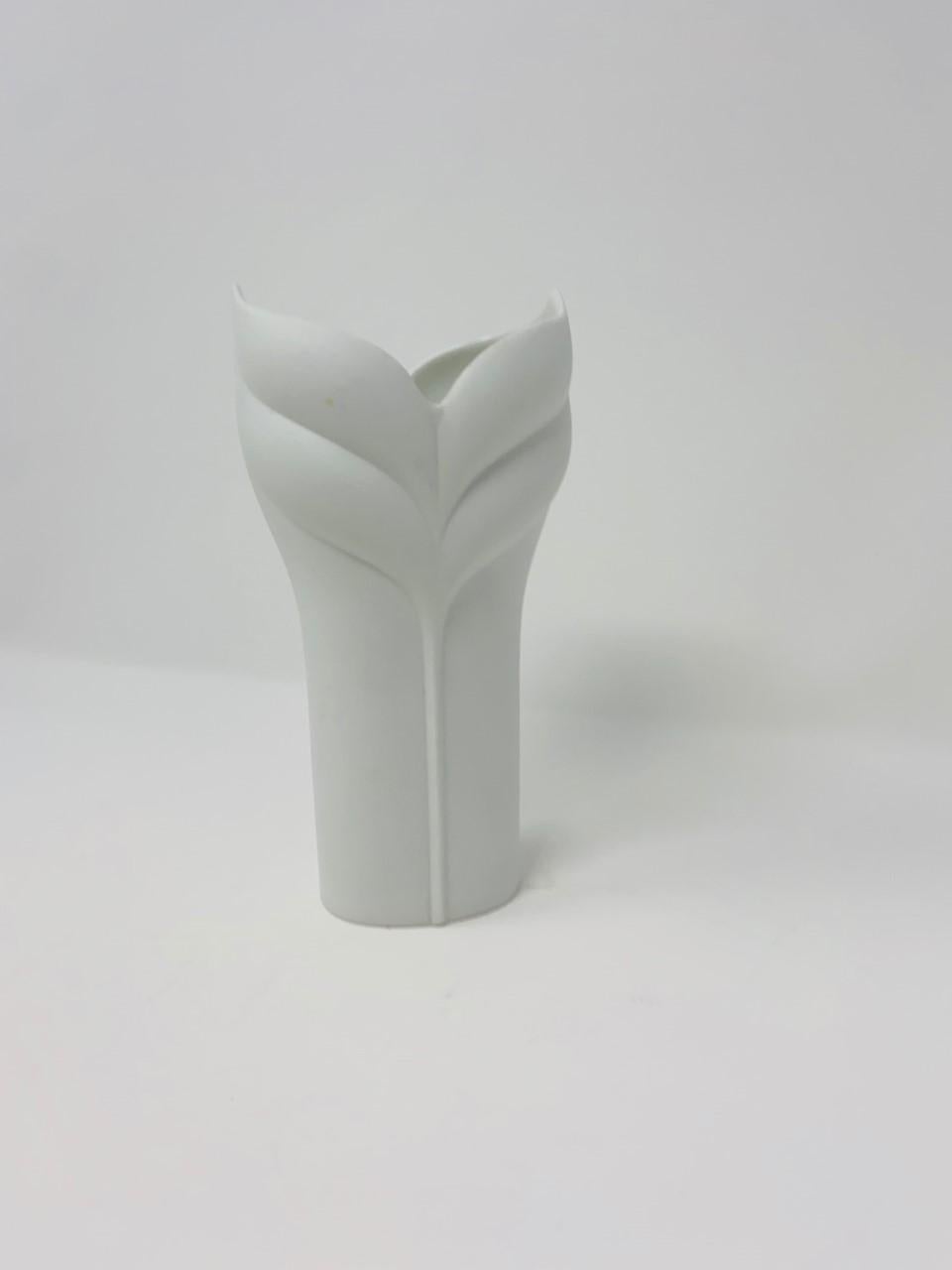 Fait main Vase bisque Op Art vintage blanc par Uta Feyl pour Rosenthal en vente
