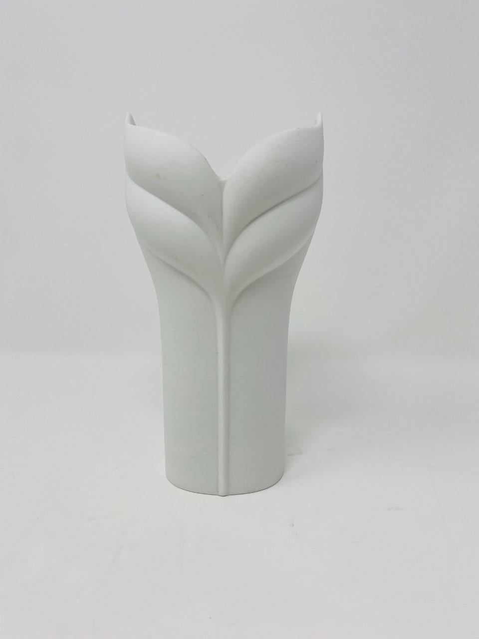 Op-Art-Vase aus weißem Biskuit von Uta Feyl für Rosenthal (Handgefertigt) im Angebot