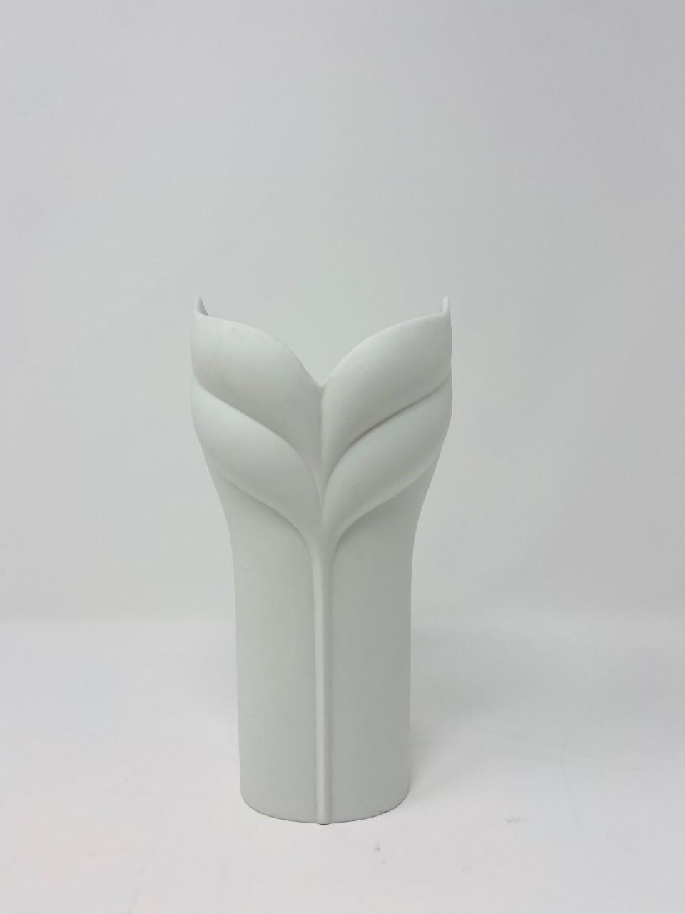 Hand-Crafted Vintage White Bisque Op Art Vase by Uta Feyl for Rosenthal For Sale