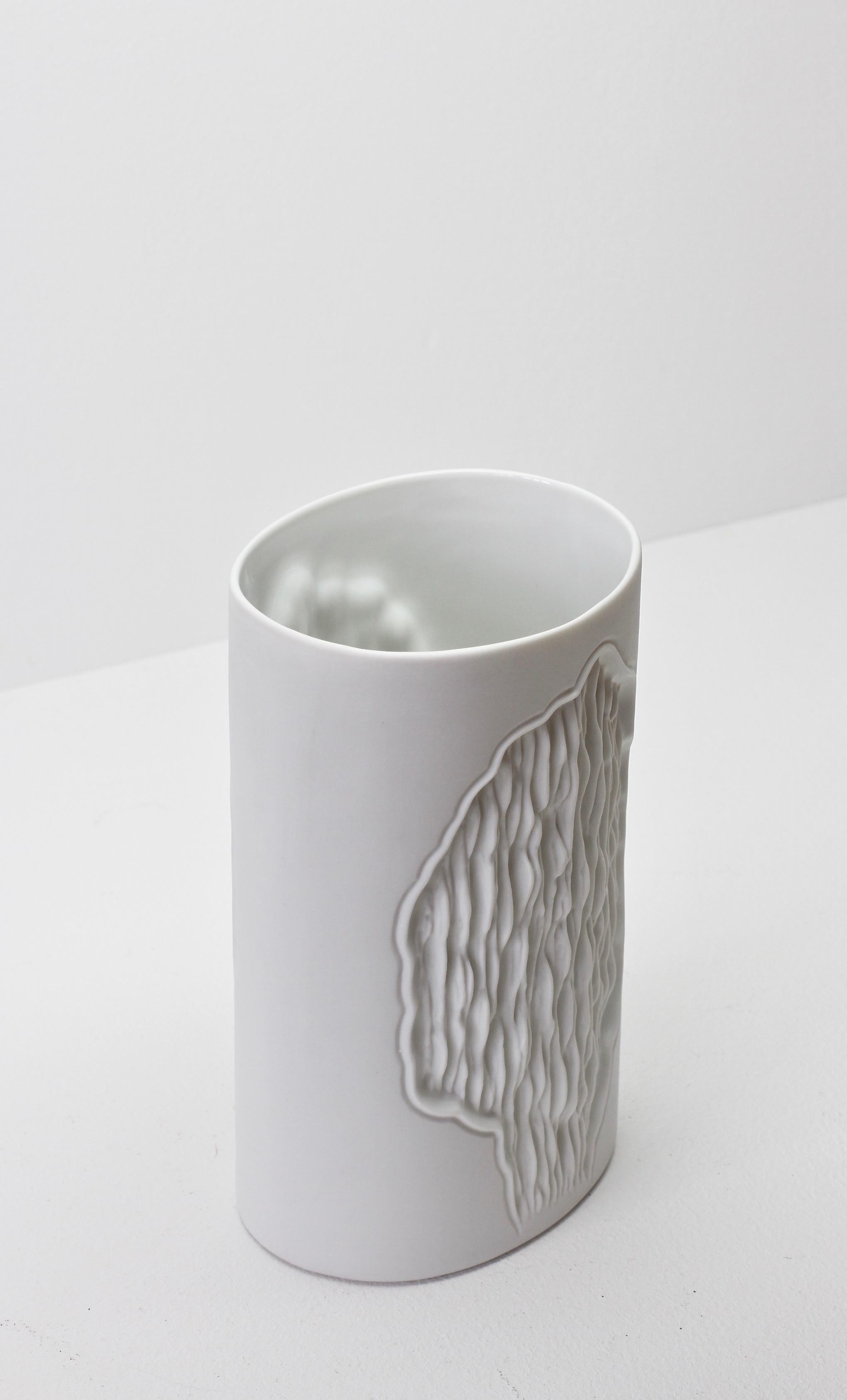 Westdeutsche Vase aus weißem Biskuit von Manfred Frey für Kaiser Porzellan, Vintage (Moderne) im Angebot
