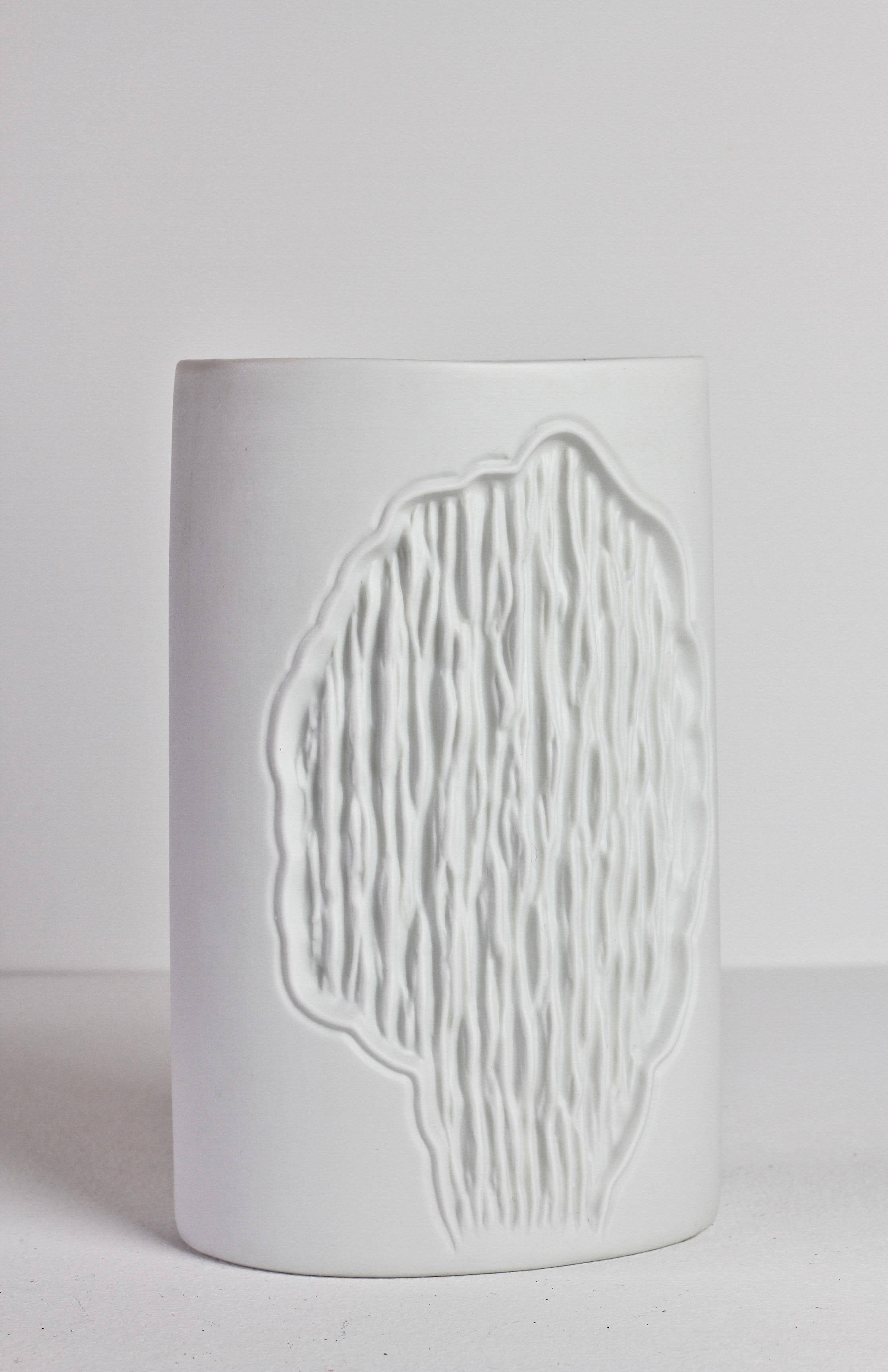 Westdeutsche Vase aus weißem Biskuit von Manfred Frey für Kaiser Porzellan, Vintage (Geformt) im Angebot