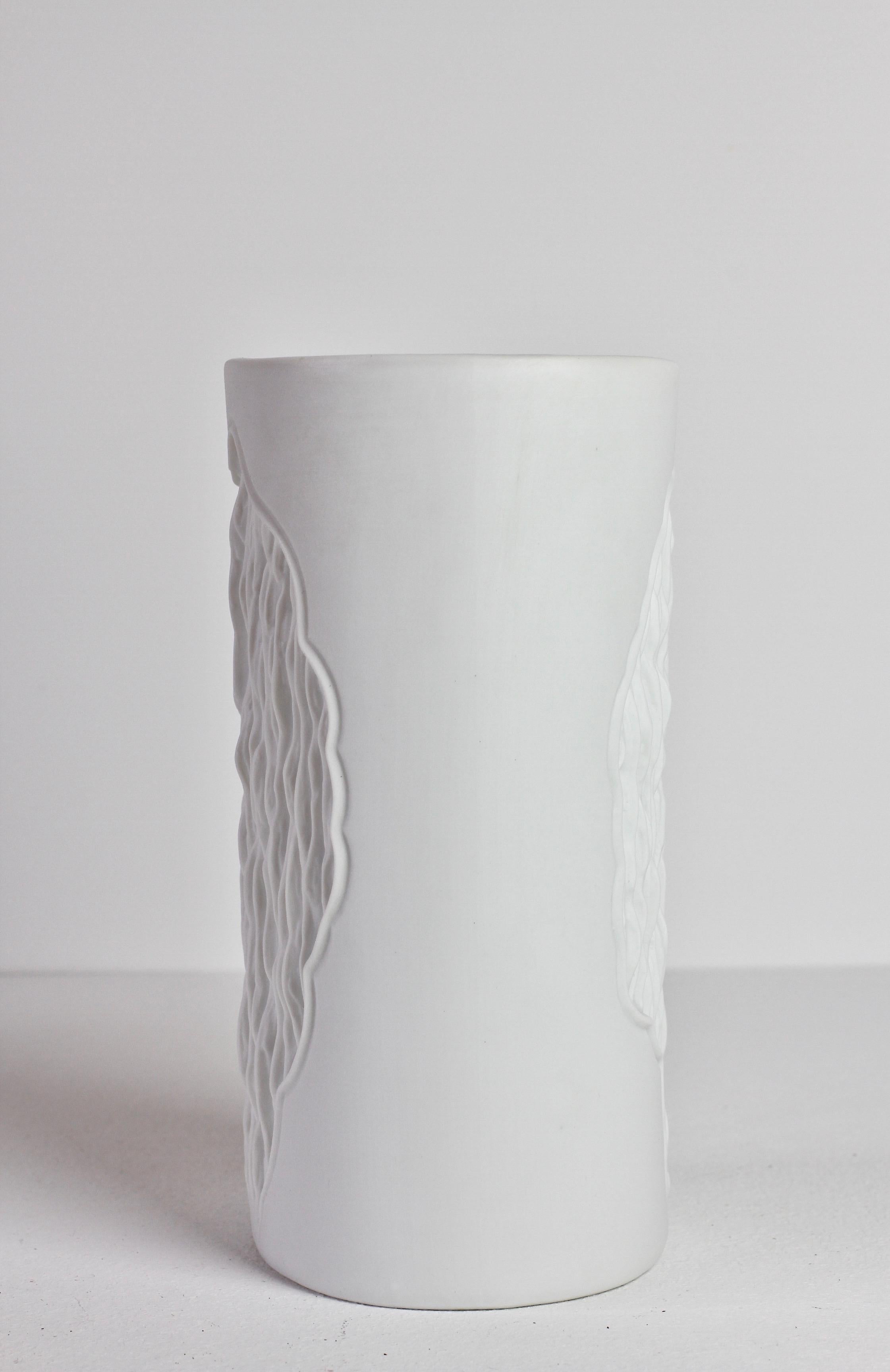 Vintage White Bisque West German Vase by Manfred Frey for Kaiser Porcelain In Good Condition For Sale In Landau an der Isar, Bayern