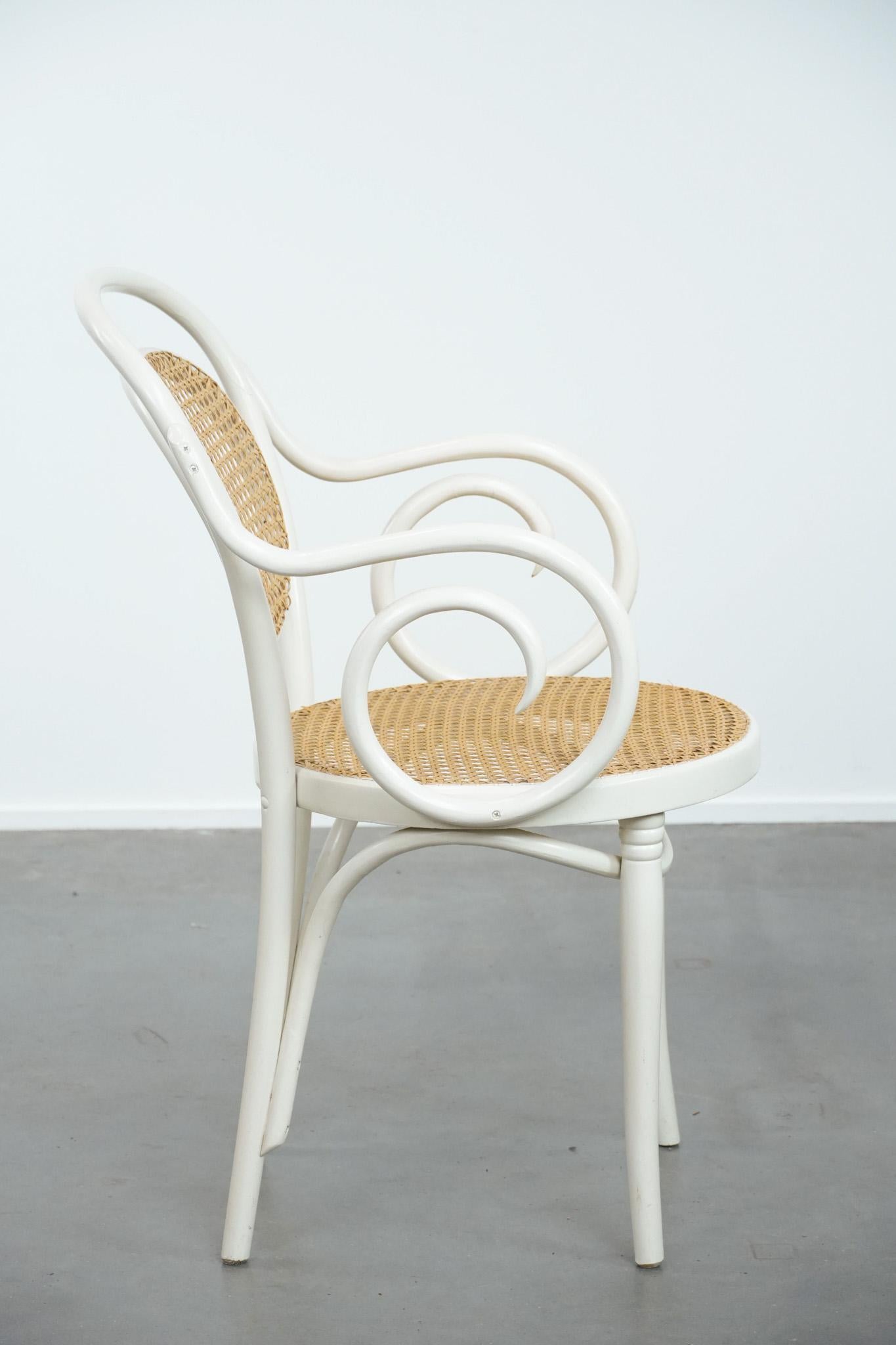 Vintage white bistro chair with armrests in Thonet style (Klassisch-römisch) im Angebot