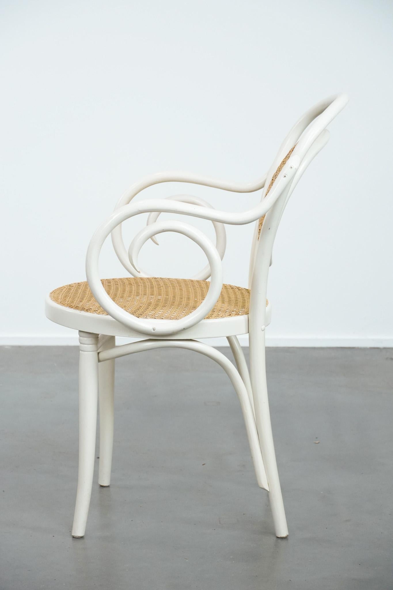 Vintage white bistro chair with armrests in Thonet style im Zustand „Relativ gut“ im Angebot in Harderwijk, NL