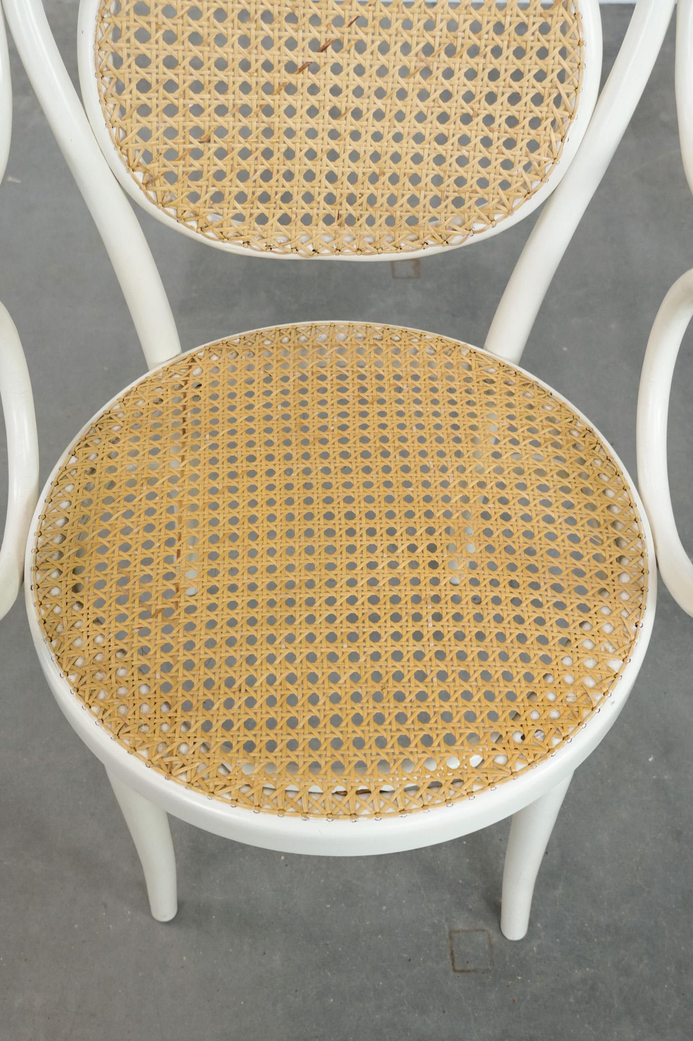 Vintage white bistro chair with armrests in Thonet style (20. Jahrhundert) im Angebot