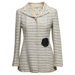 Giacca Chanel Cruise 2001 a righe vintage, bianca e nera, con camelia