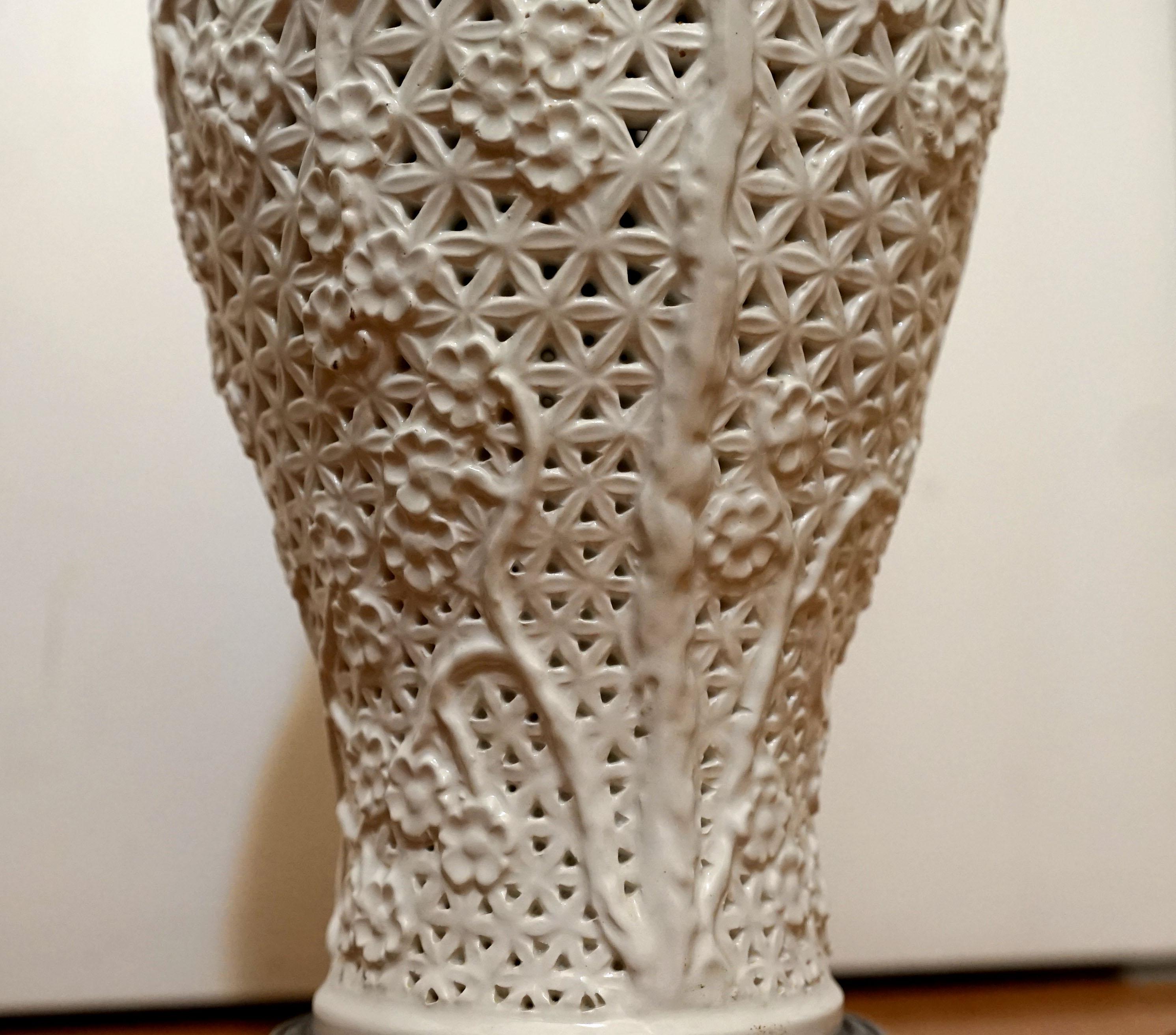 Weiße Blanc de Chine Baluster-Tischlampe in durchbrochener Form und Schirm, weiß im Angebot 4