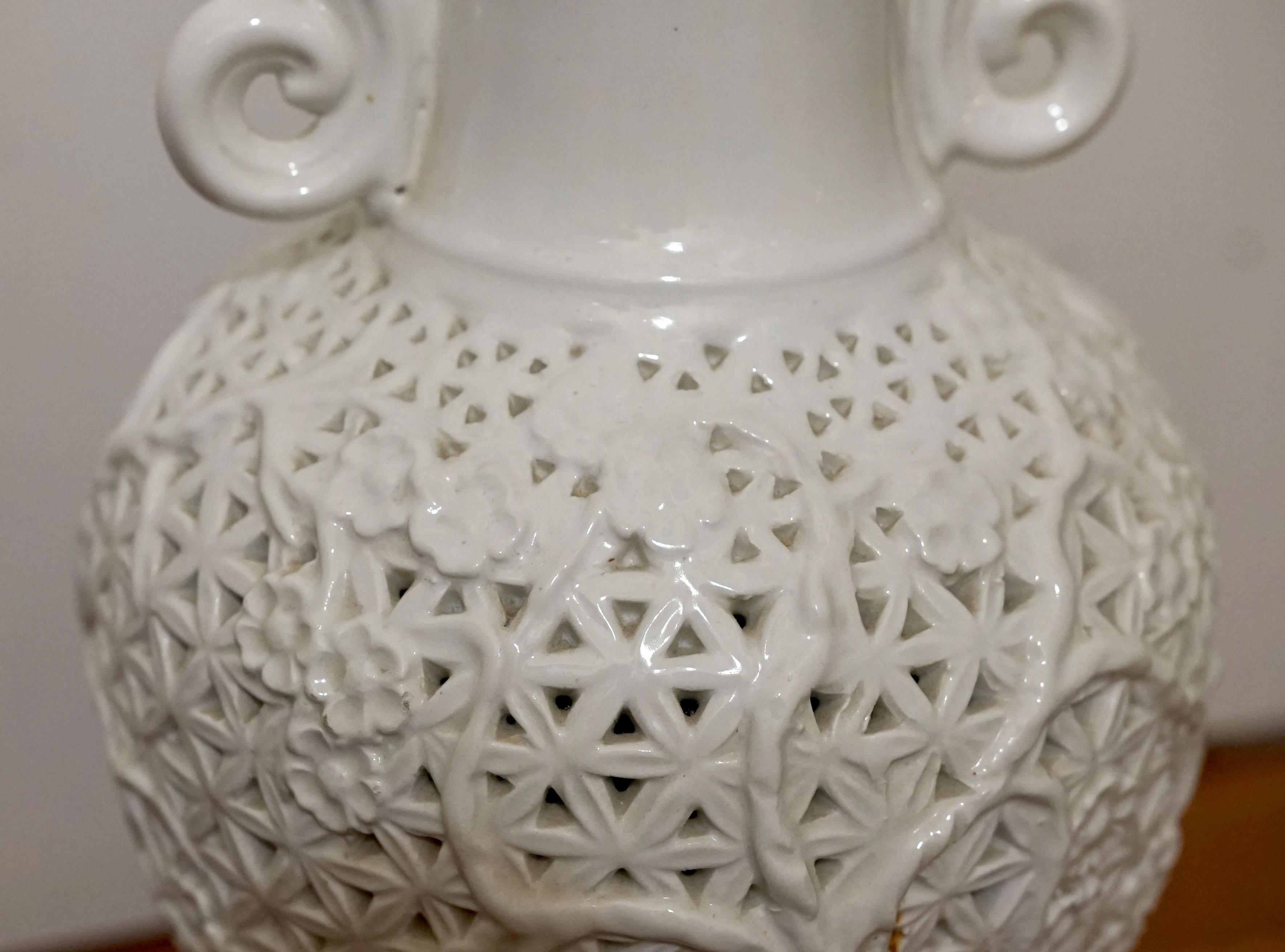Weiße Blanc de Chine Baluster-Tischlampe in durchbrochener Form und Schirm, weiß im Angebot 5