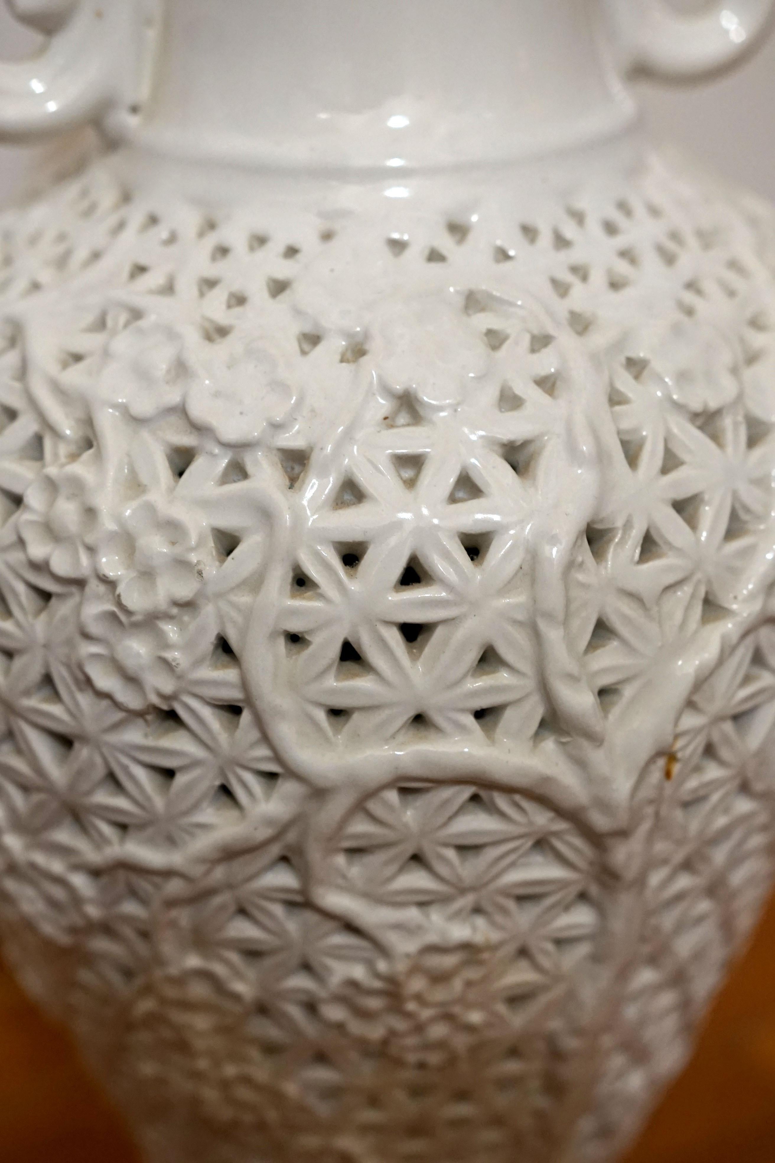 Weiße Blanc de Chine Baluster-Tischlampe in durchbrochener Form und Schirm, weiß im Angebot 1
