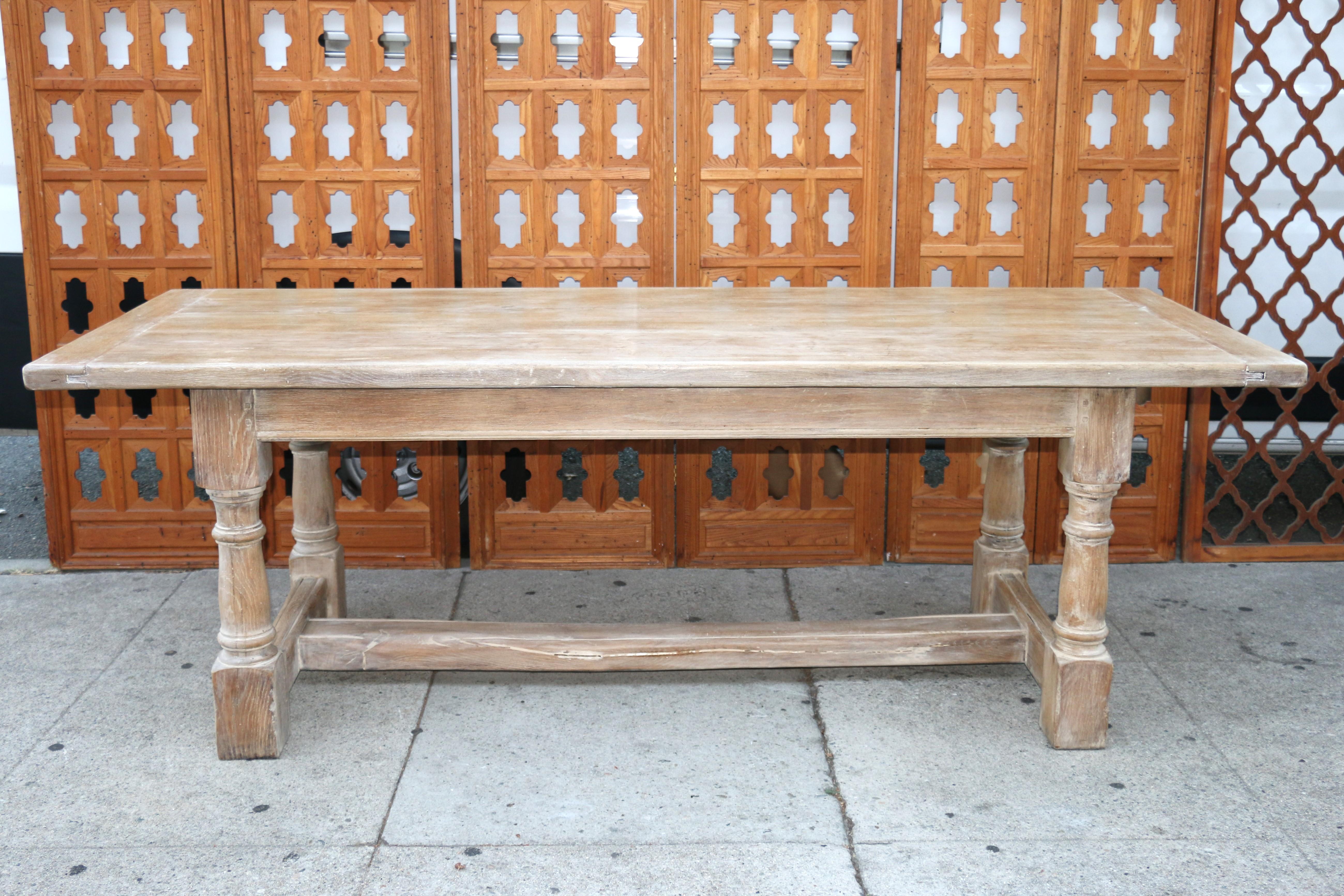 Merveilleuse table de salle à manger rustique de ferme française présentant une finition en chêne blanchi avec une patine vieillie. Superbe  qualité et l'aspect de la table. Absolument magnifique et très bien fait. L'état est parfait, très robuste