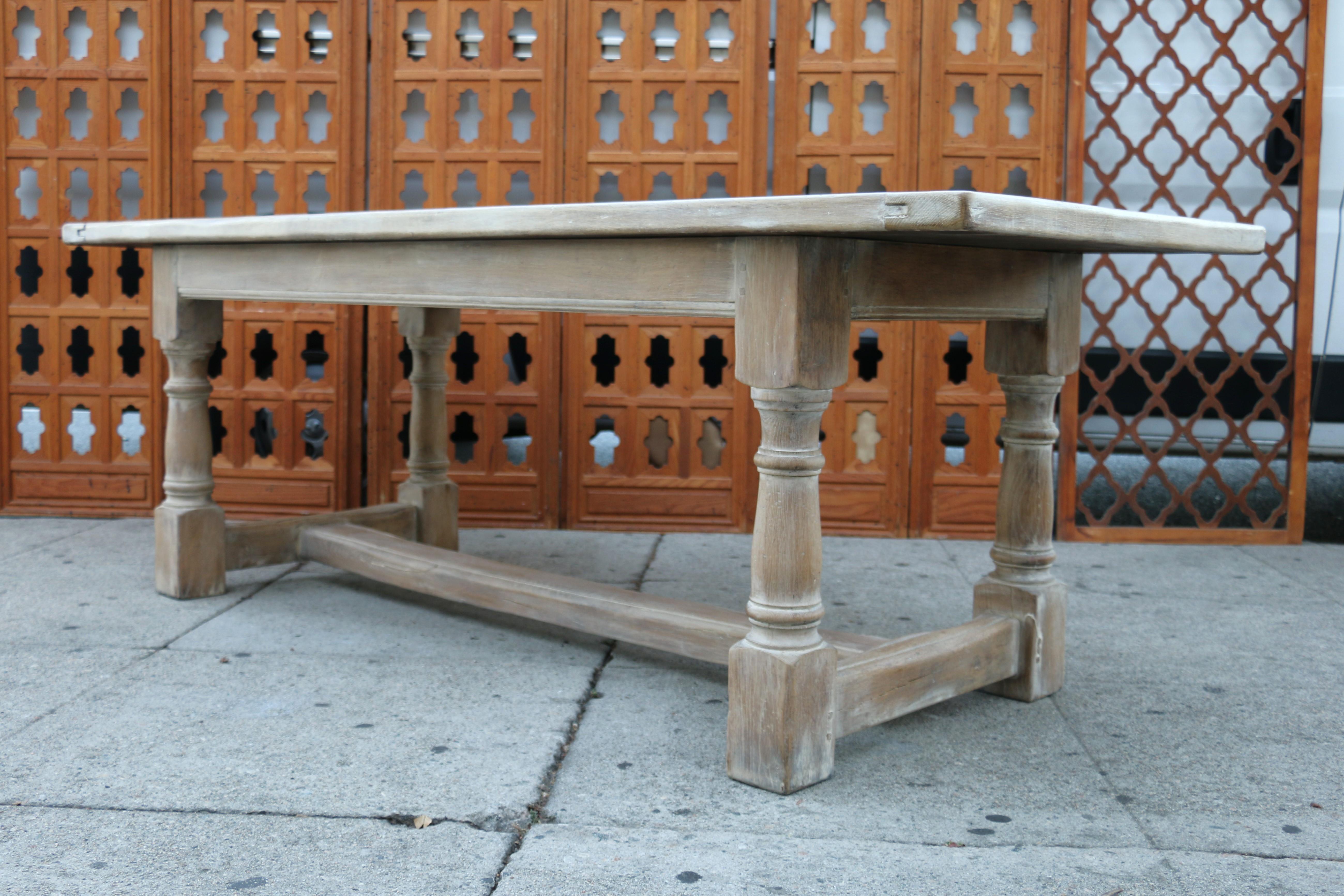 Rustique Table de salle à manger de ferme en chêne blanc/blaqué, vers les années 1940 en vente