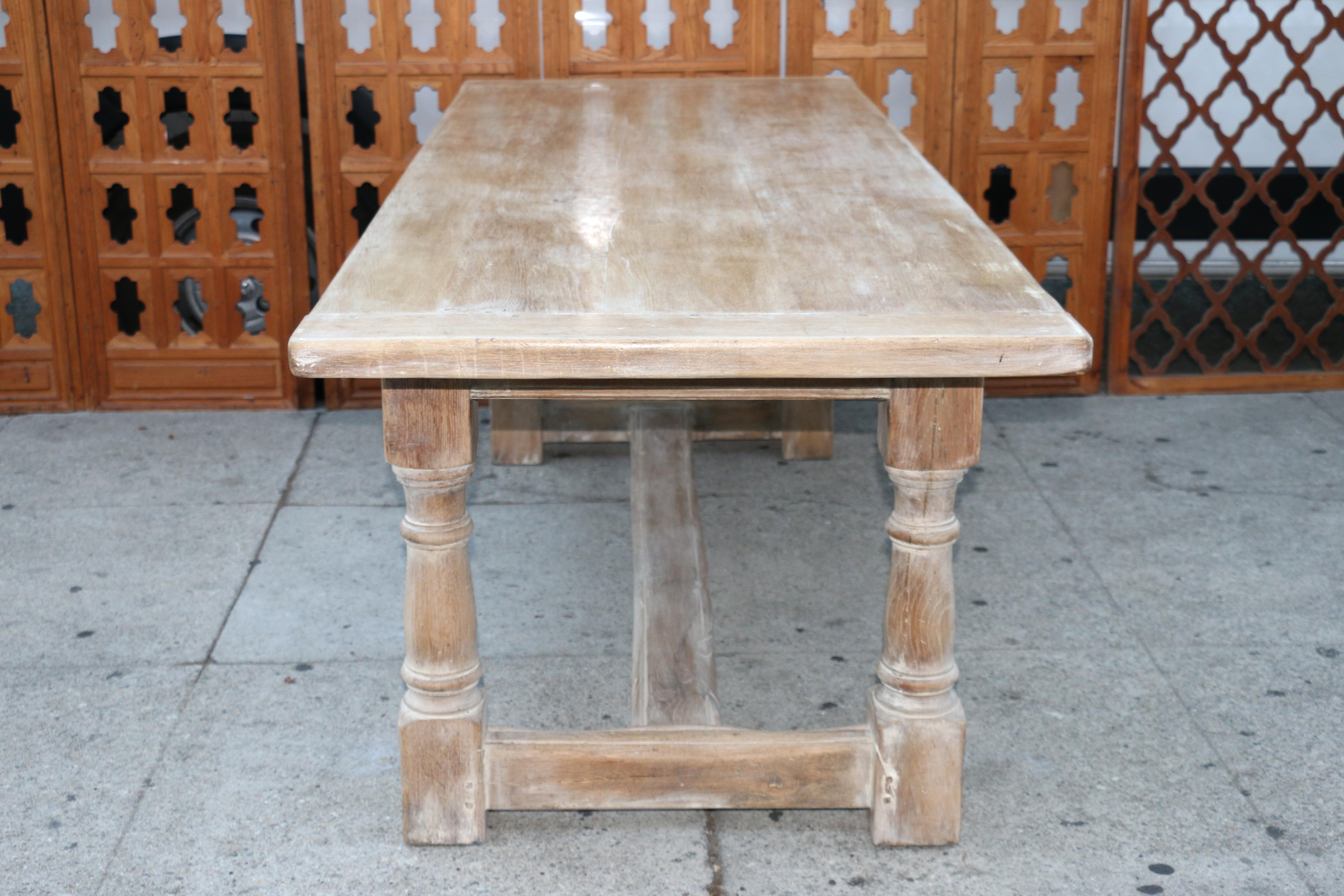 Milieu du XXe siècle Table de salle à manger de ferme en chêne blanc/blaqué, vers les années 1940 en vente