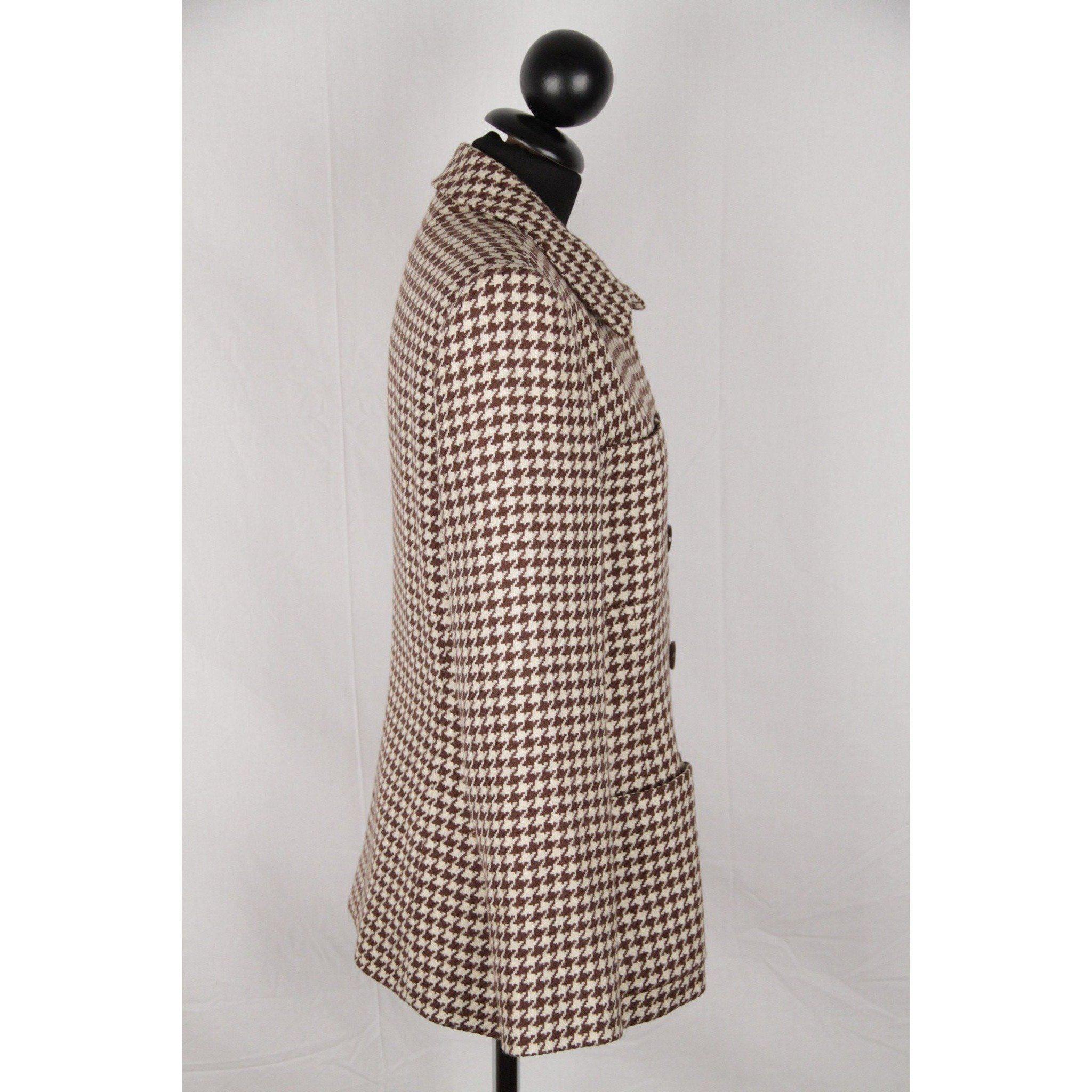- White & brown Houndstooth pattern - Long sleeve styling - Shirt collar - Composition tag is missing! It seems to be wool and cashemere - Button closure on the front - 2 patch pockets on the chest and 2 patch pockets on the hips - Lined interior -