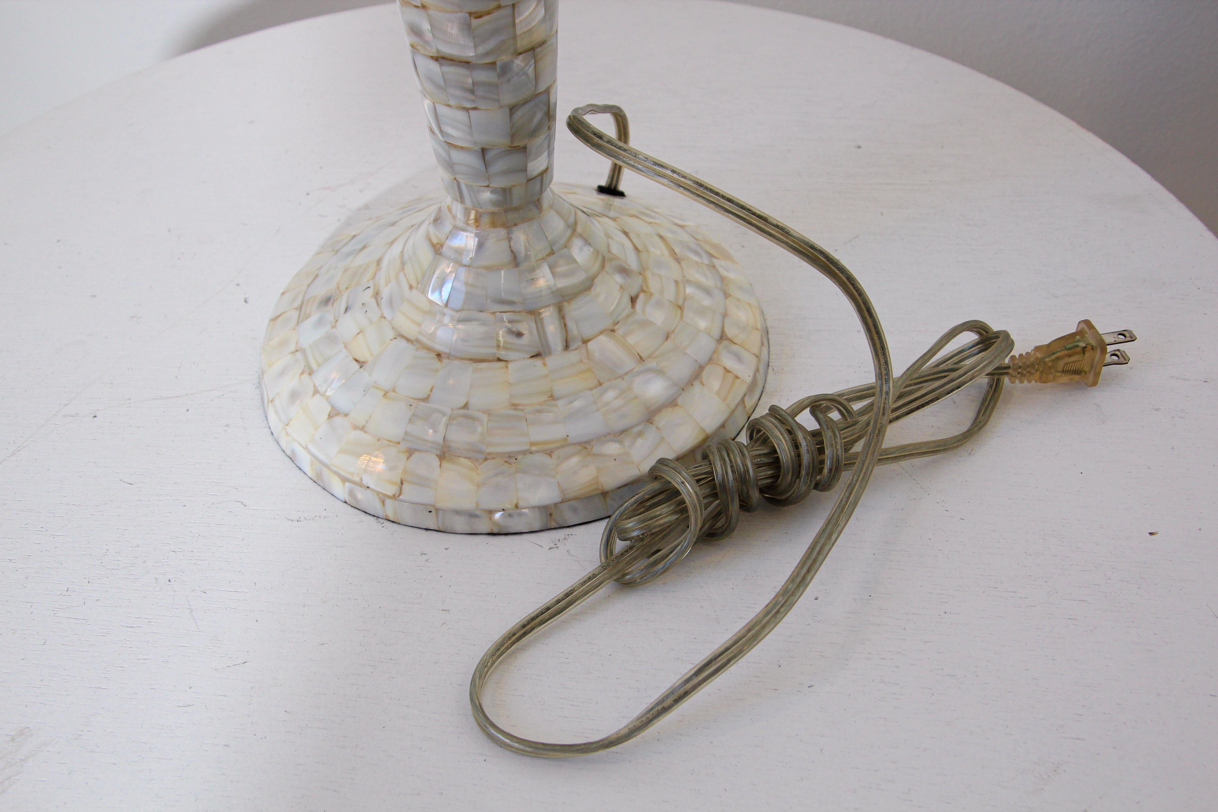 Vintage White Capiz Shell Table Lamp In Good Condition For Sale In North Hollywood, CA