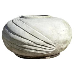 Weißes Vintage-Pflanzgefäß aus weißem Zement mit Ridges