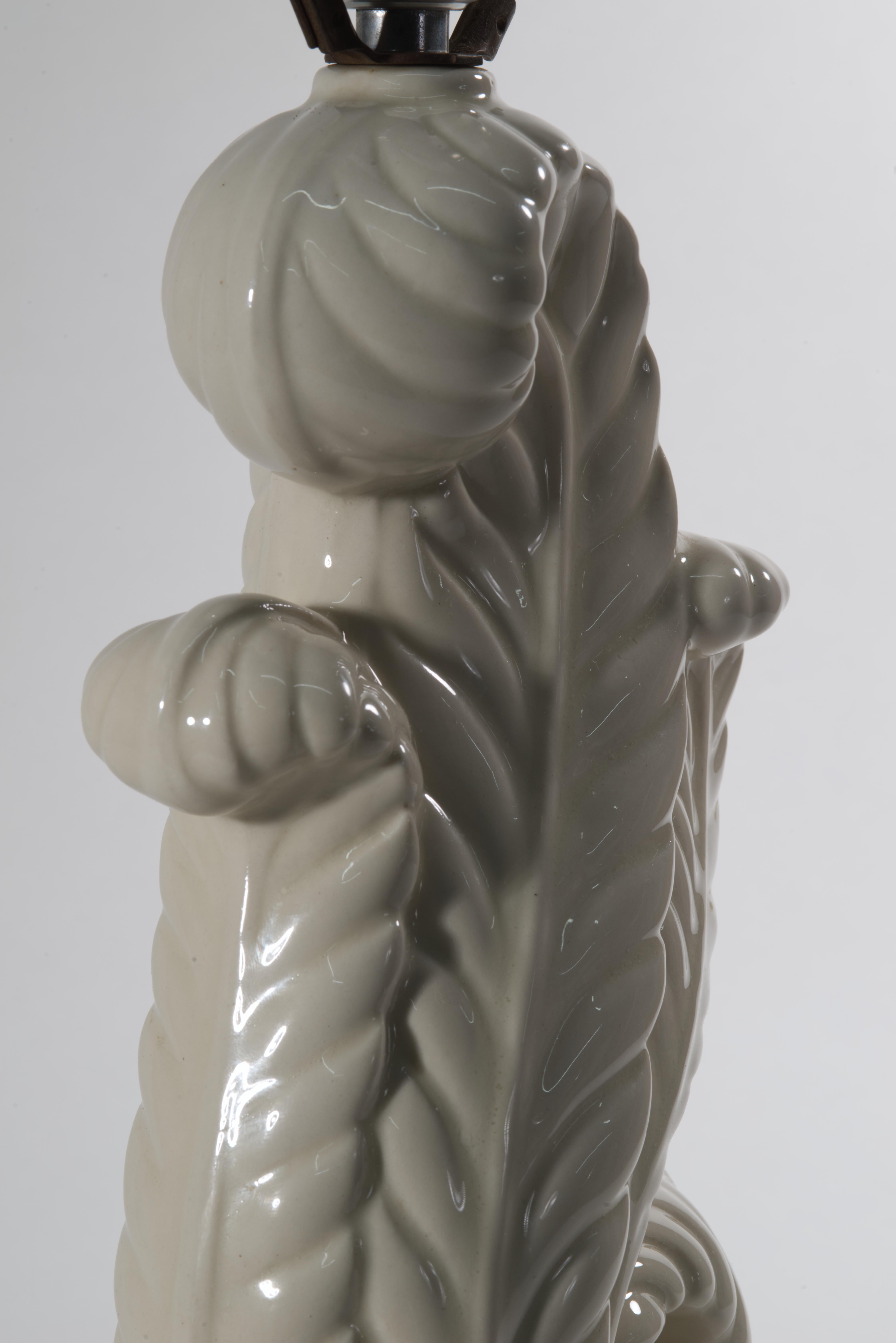 Lampe de table vintage en céramique blanche à feuilles d'acanthe, années 1940-1950 en vente 2
