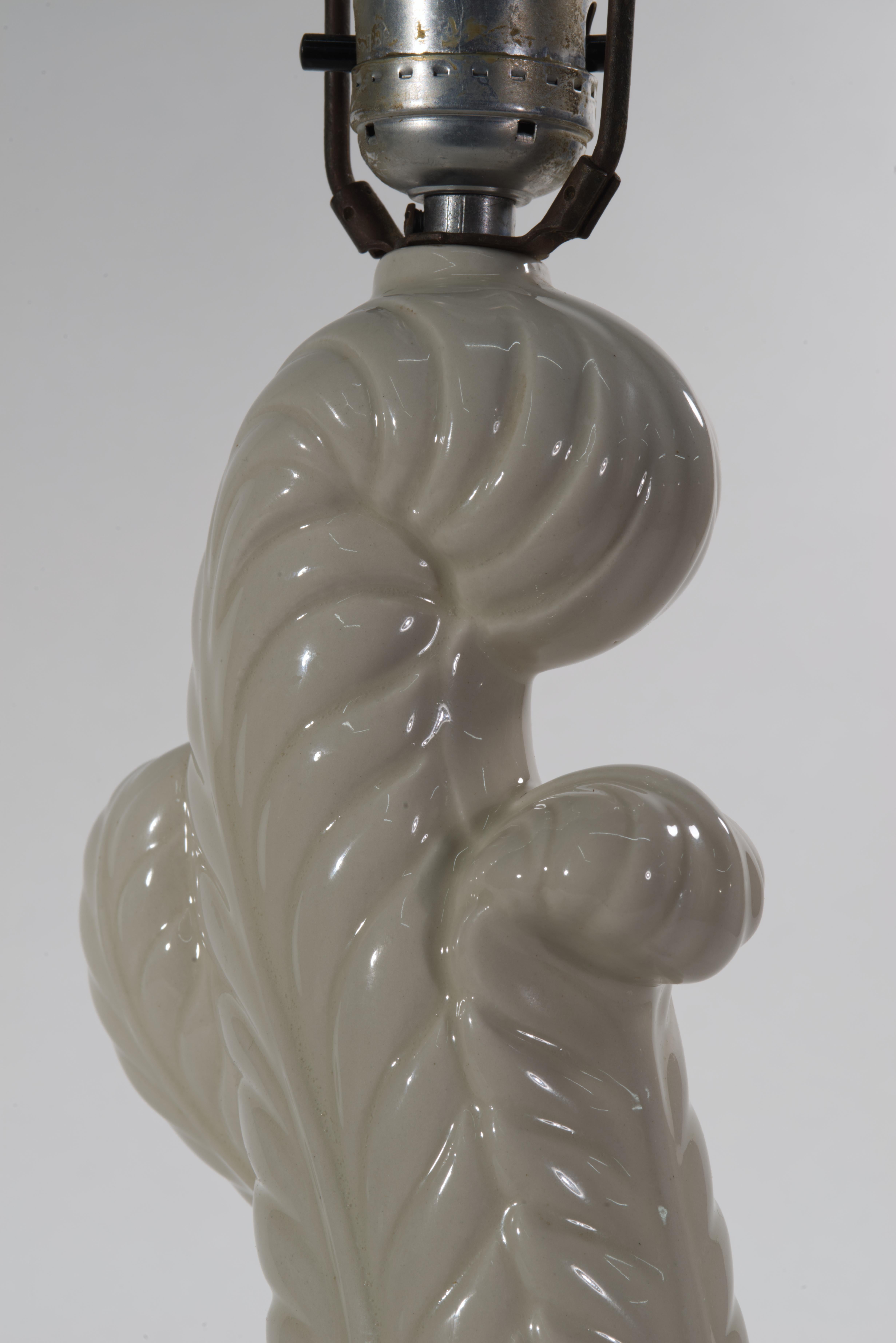 Lampe de table vintage en céramique blanche à feuilles d'acanthe, années 1940-1950 en vente 3