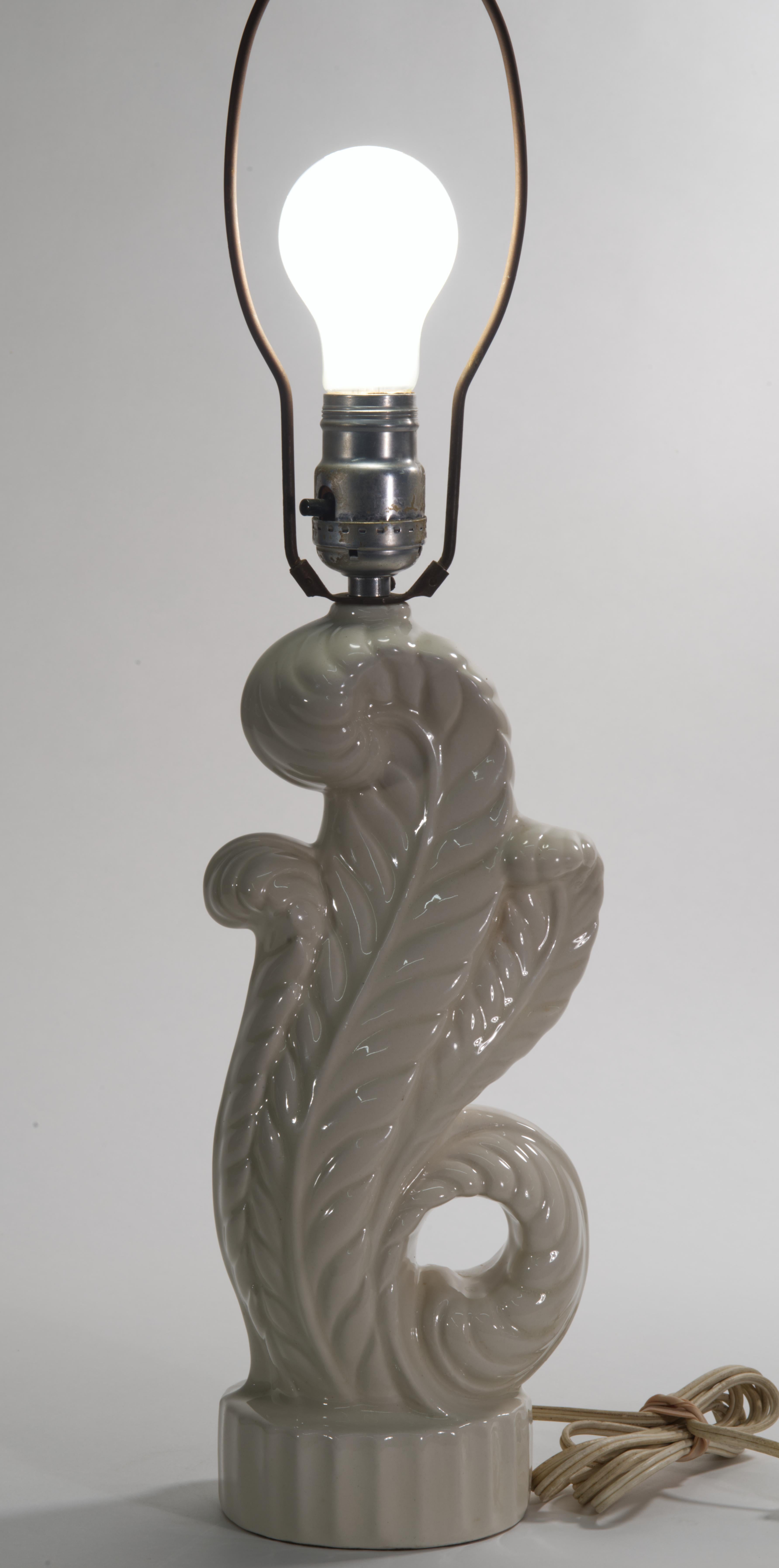 Lampe de table vintage en céramique blanche à feuilles d'acanthe, années 1940-1950 en vente 4