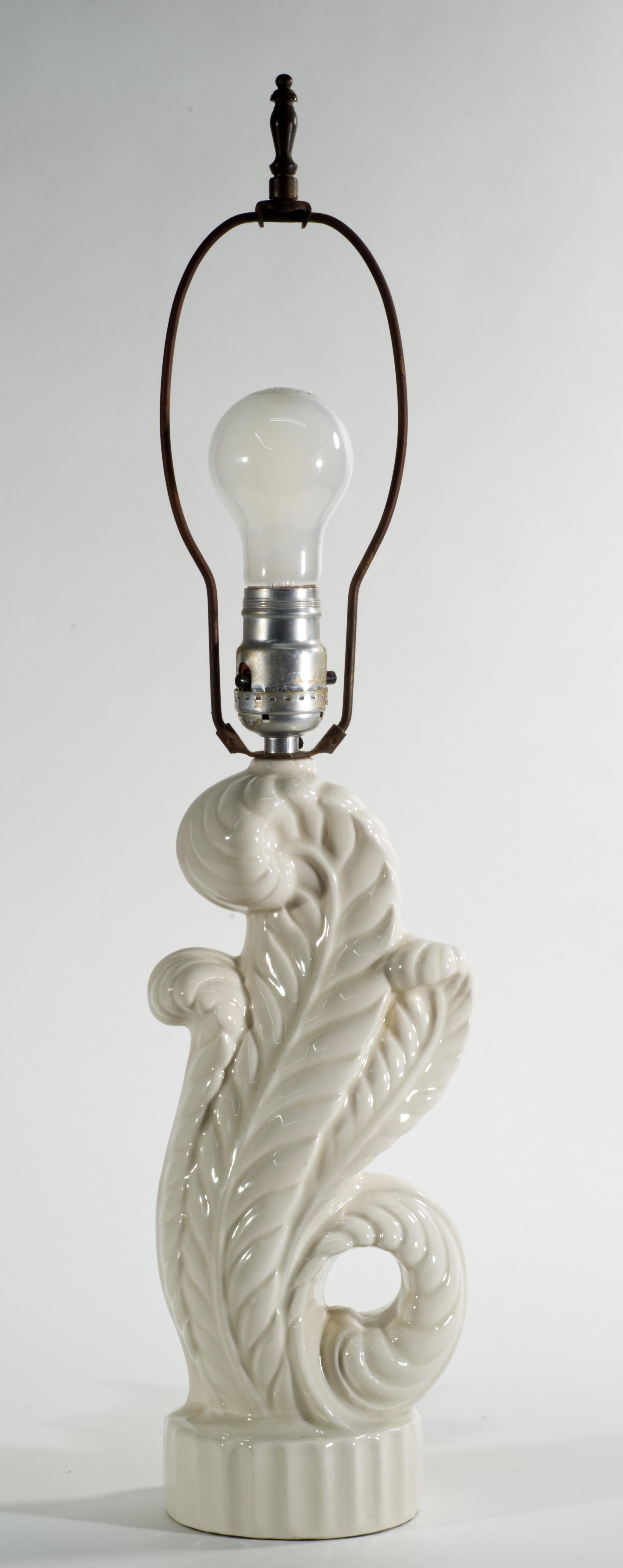 Lampe de table vintage en céramique blanche à feuilles d'acanthe, années 1940-1950 en vente 5