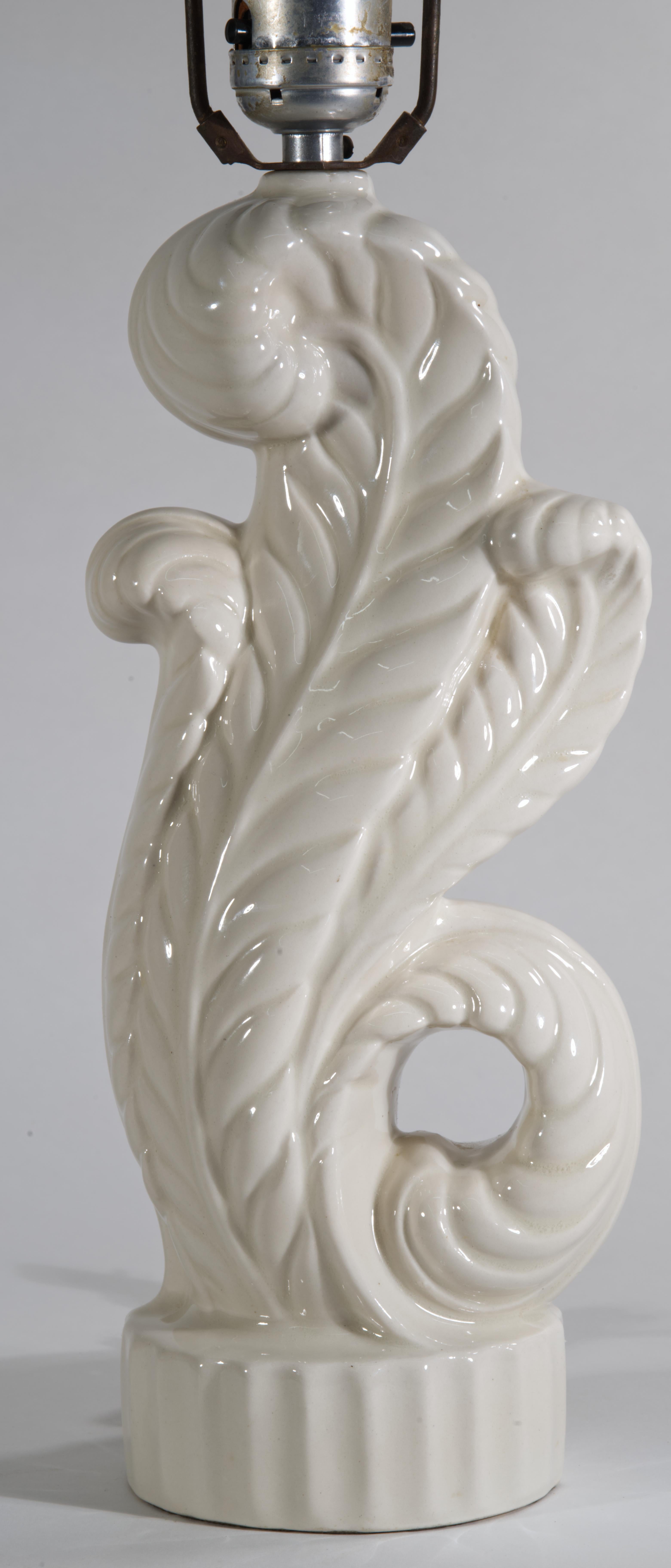 Lampe de table vintage en céramique présentant une forme de panache en forme de feuille d'acanthe, décorée d'une glaçure blanche monochrome. La lampe a une forme Art déco frappante avec une forte influence des styles Régence et Victorien. Le choix