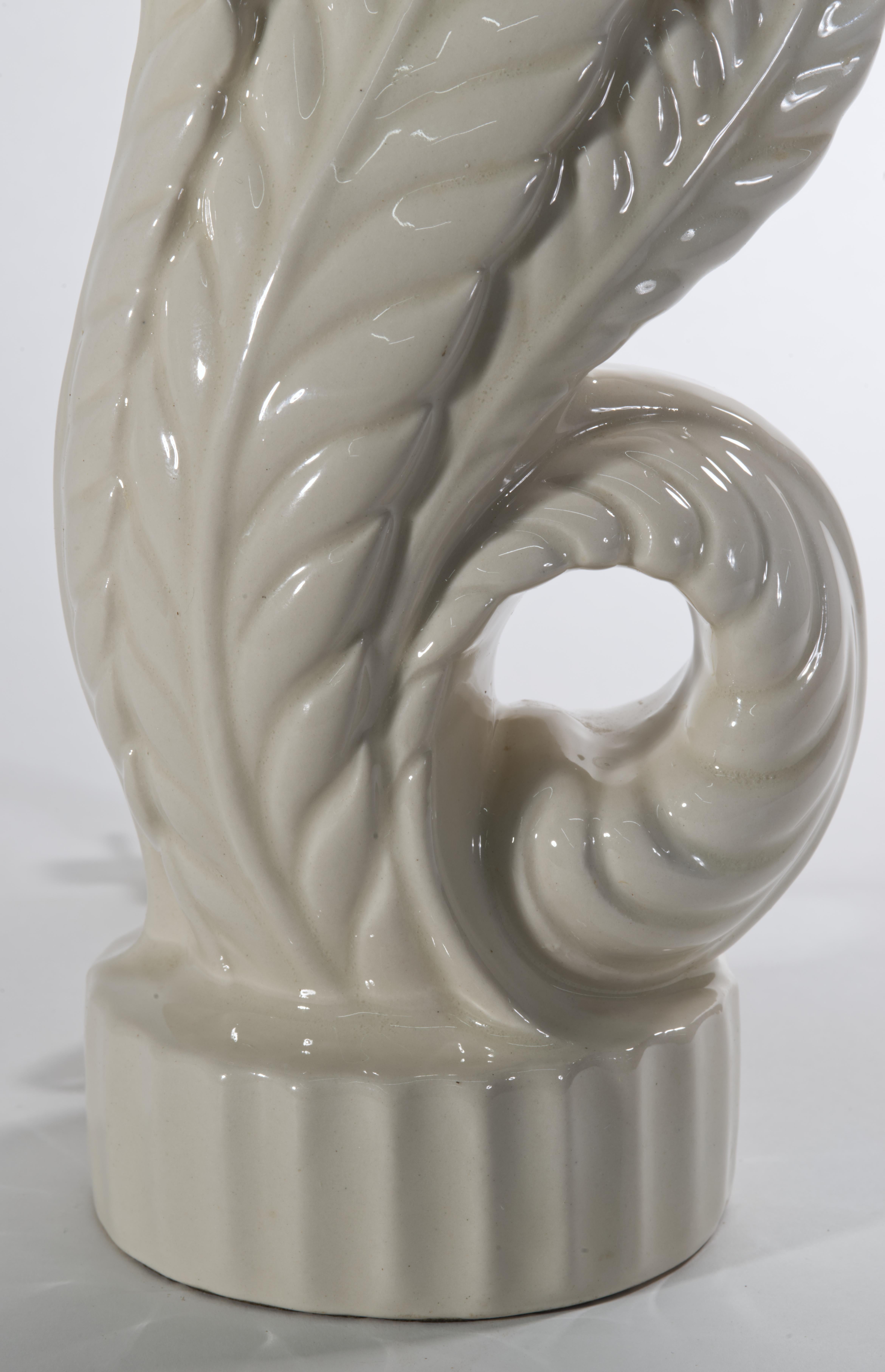 Américain Lampe de table vintage en céramique blanche à feuilles d'acanthe, années 1940-1950 en vente