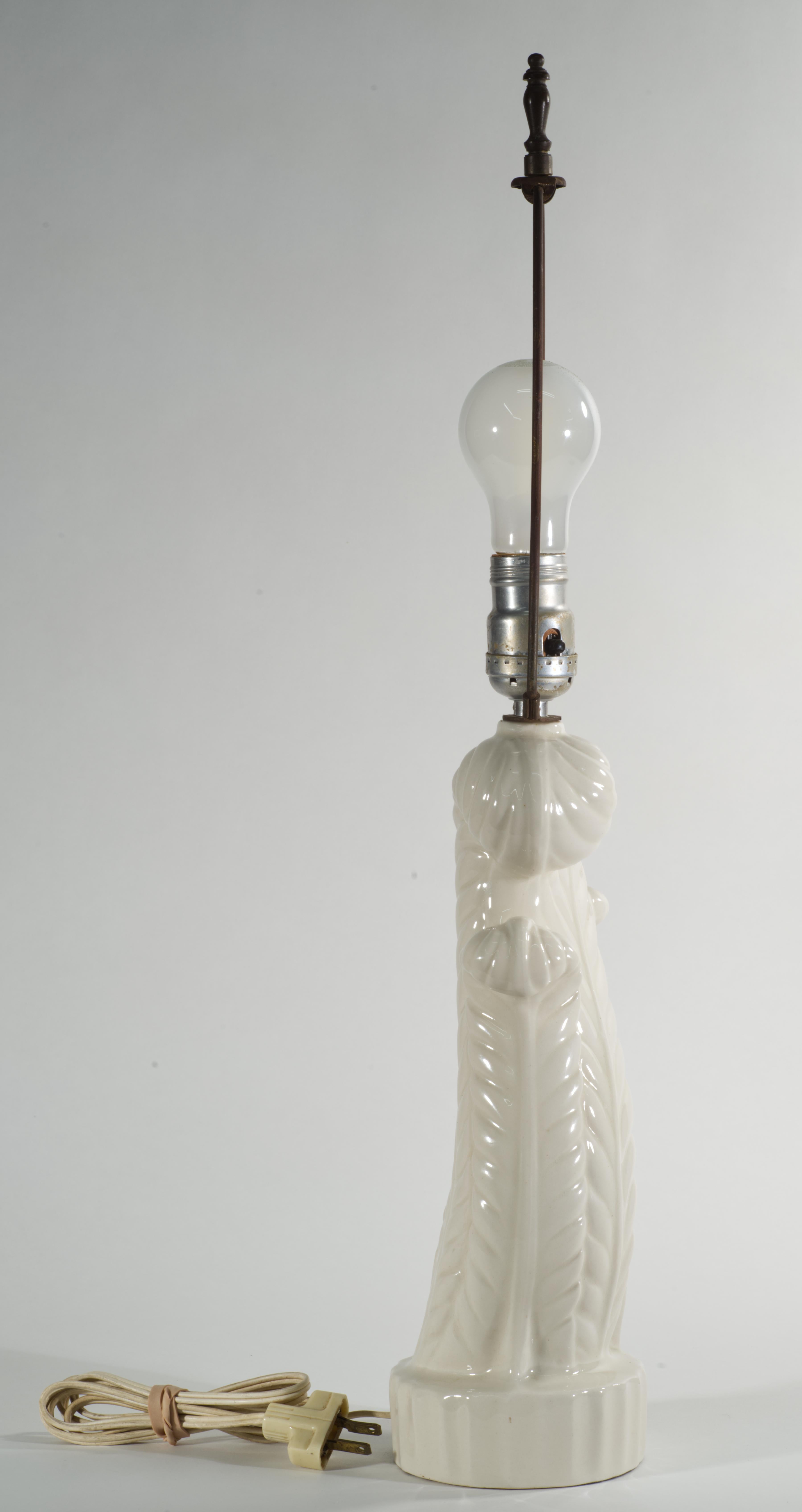 Fait main Lampe de table vintage en céramique blanche à feuilles d'acanthe, années 1940-1950 en vente