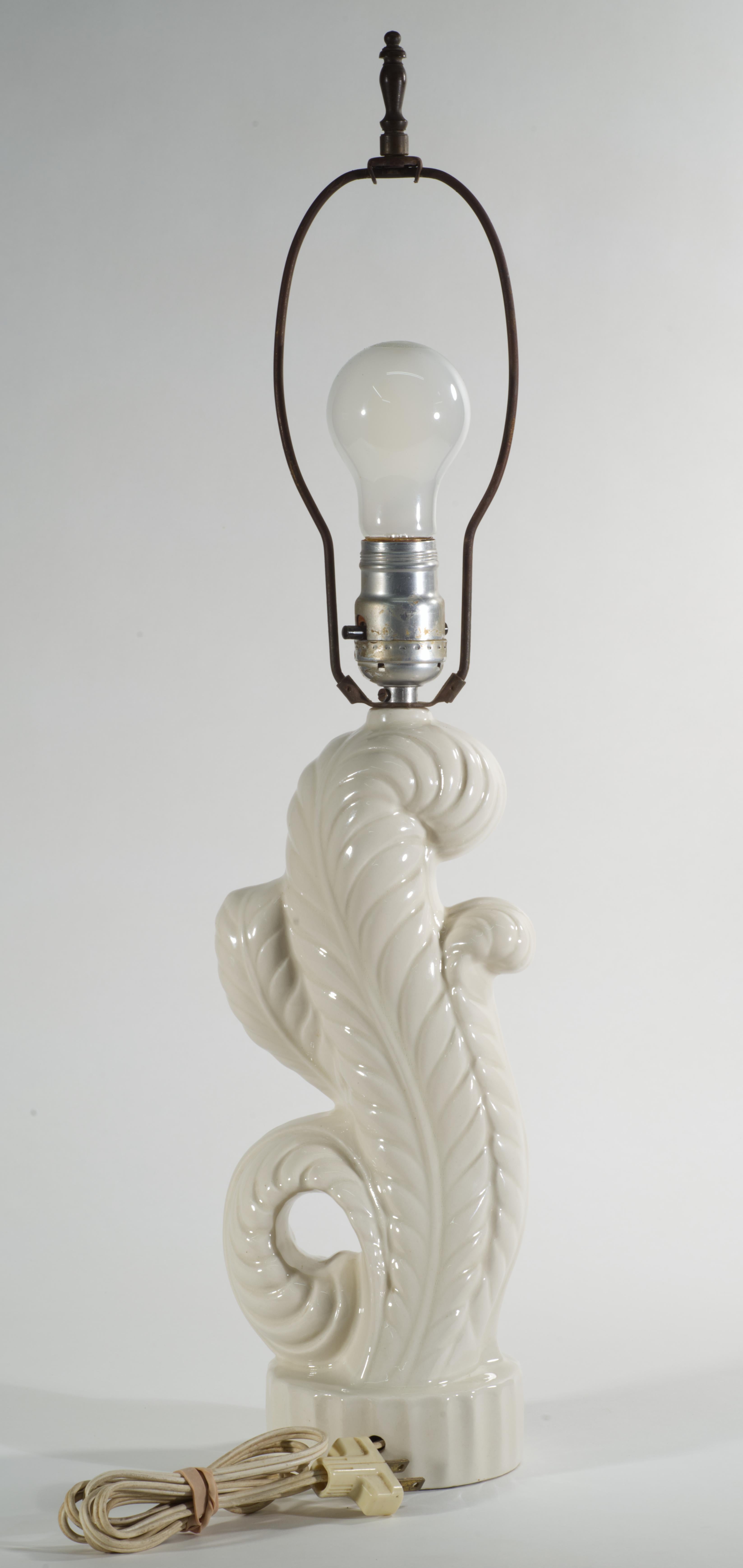 Lampe de table vintage en céramique blanche à feuilles d'acanthe, années 1940-1950 Bon état - En vente à Clifton Springs, NY