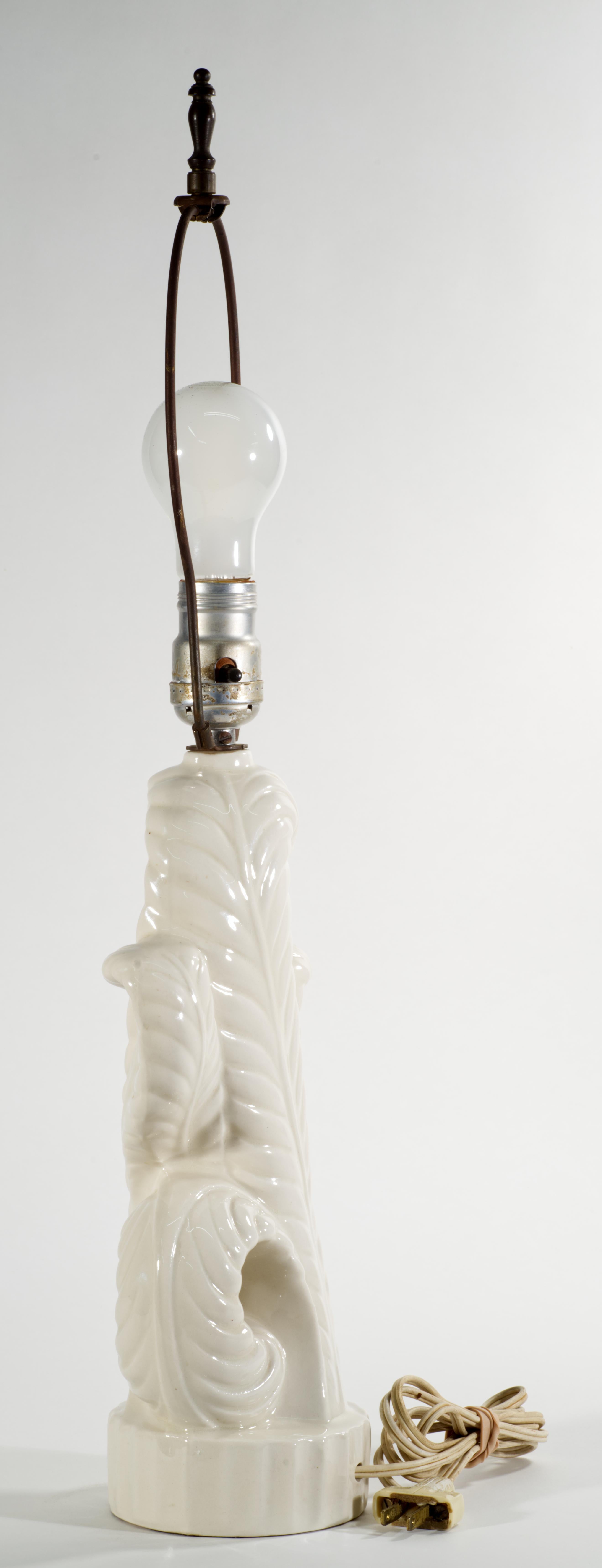 20ième siècle Lampe de table vintage en céramique blanche à feuilles d'acanthe, années 1940-1950 en vente