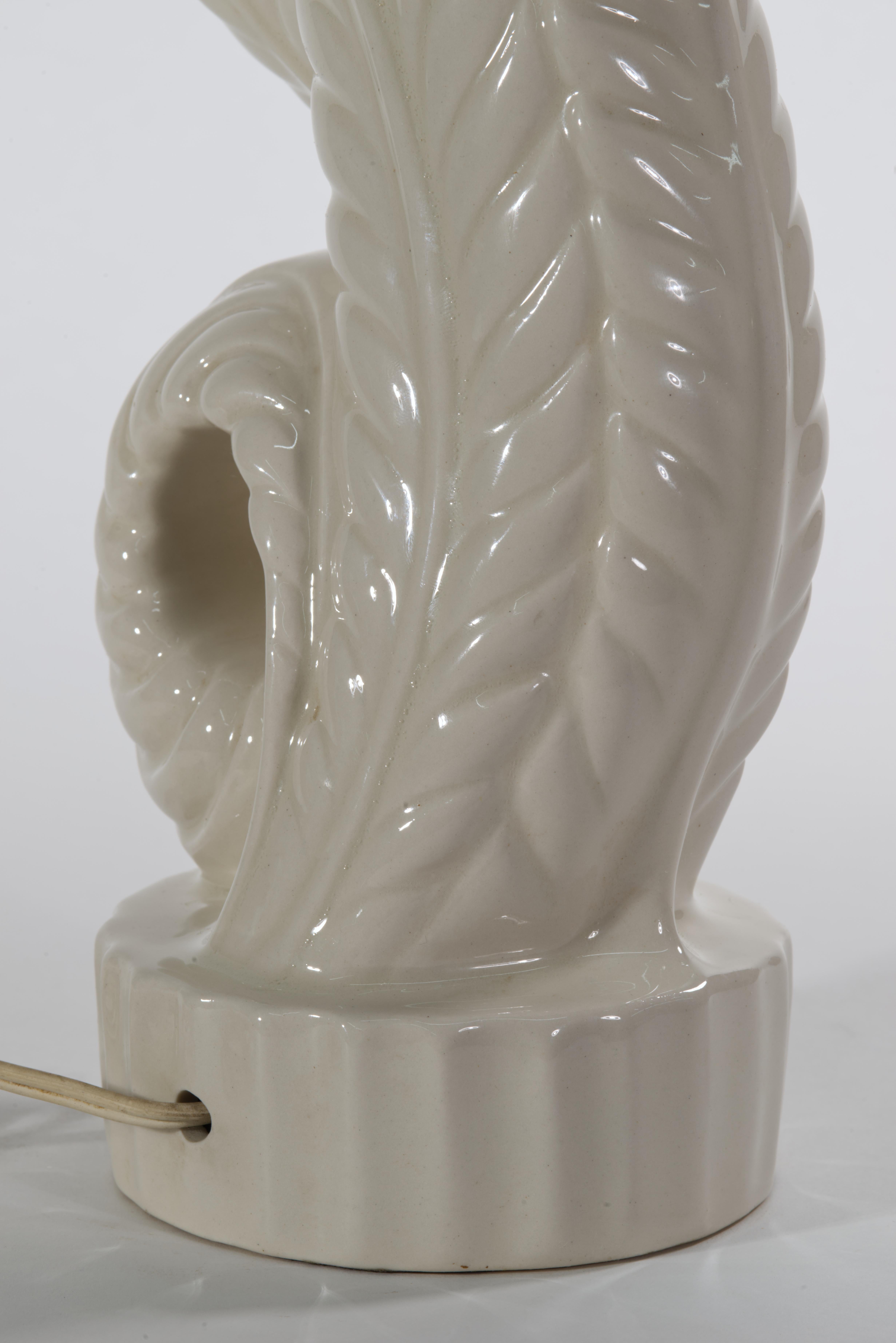 Lampe de table vintage en céramique blanche à feuilles d'acanthe, années 1940-1950 en vente 1