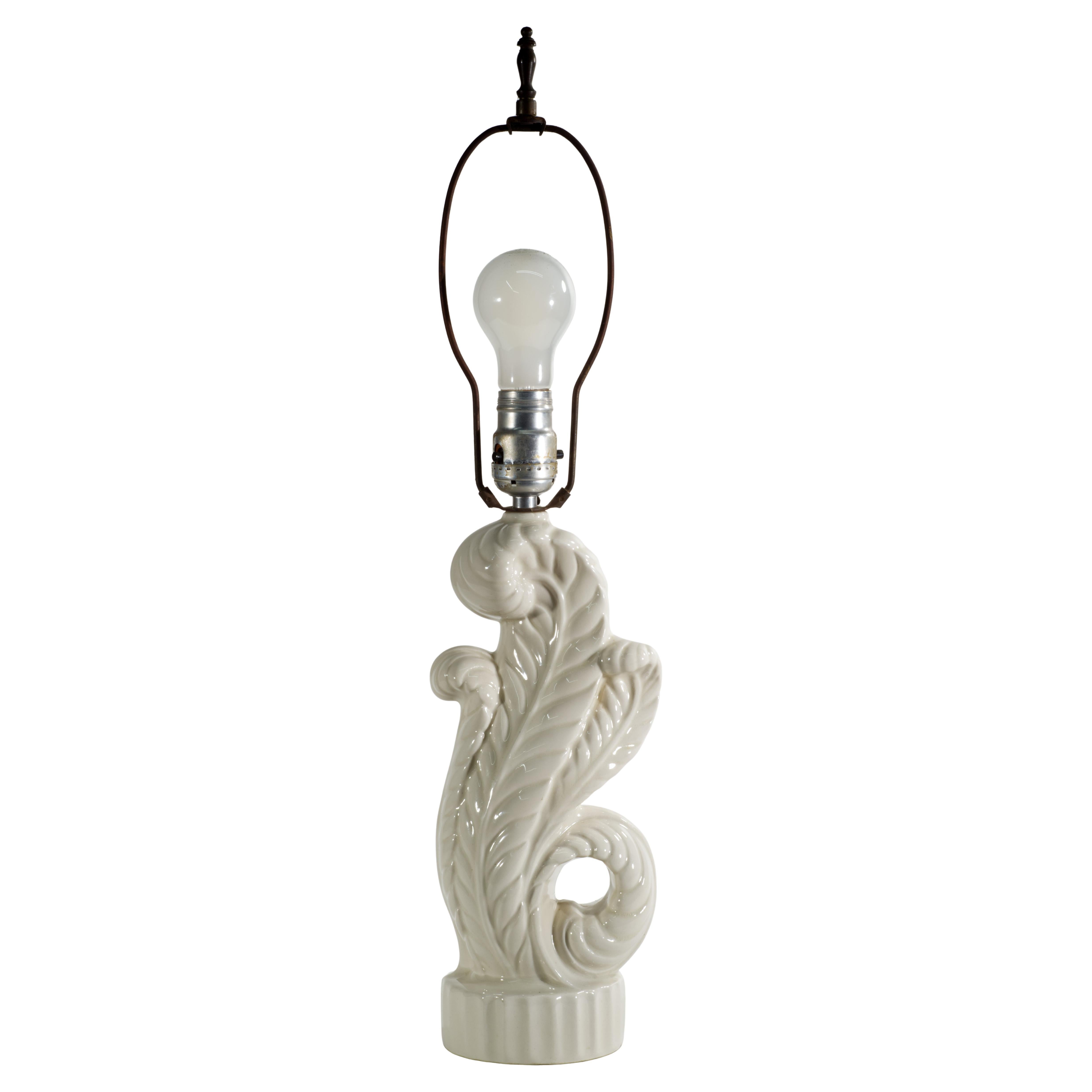 Lampe de table vintage en céramique blanche à feuilles d'acanthe, années 1940-1950 en vente