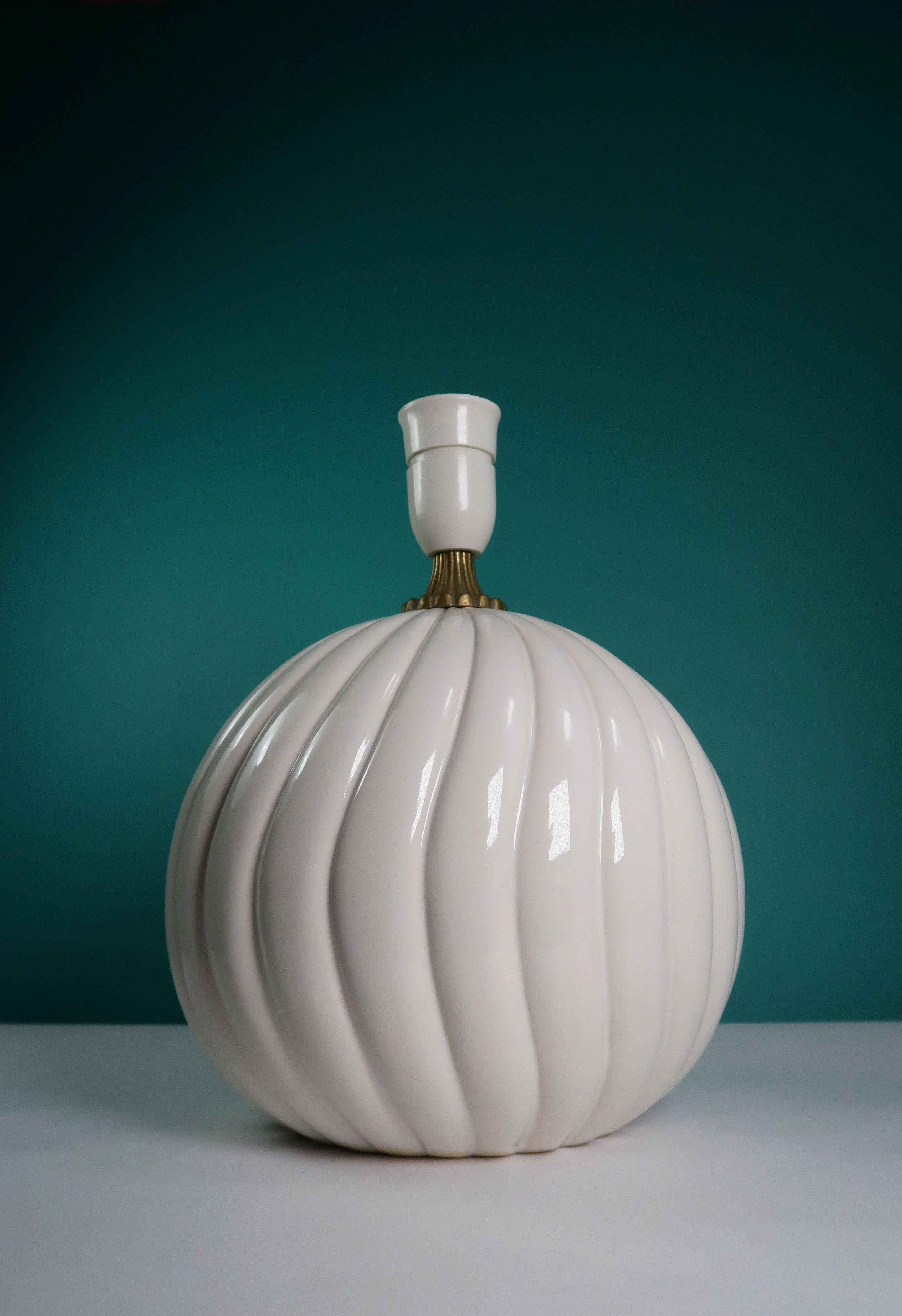 Mid-Century Modern Tommaso Barbi Style White Ceramic, Brass Round Table Lamp, 1970s For Sale