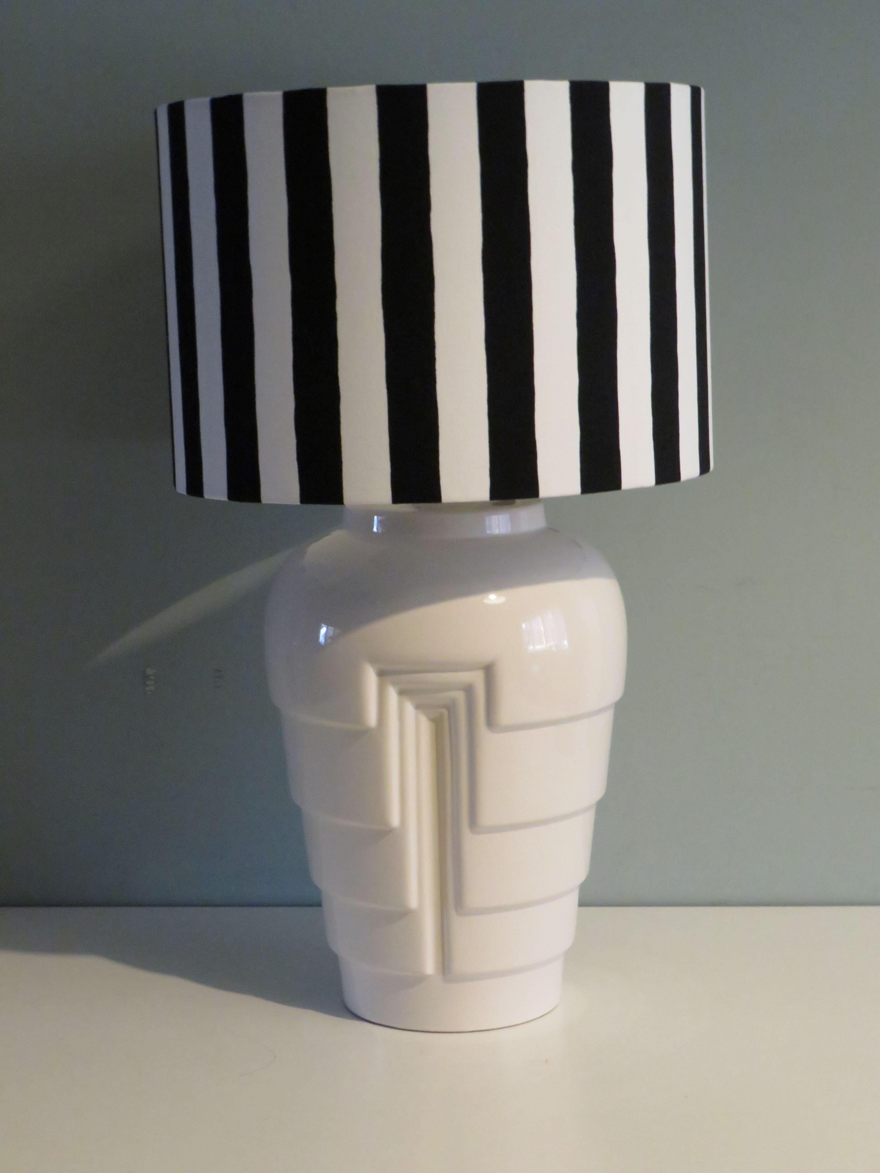 Art Deco Vintage white ceramic table lamp, Memphis style with black and white lampshade For Sale