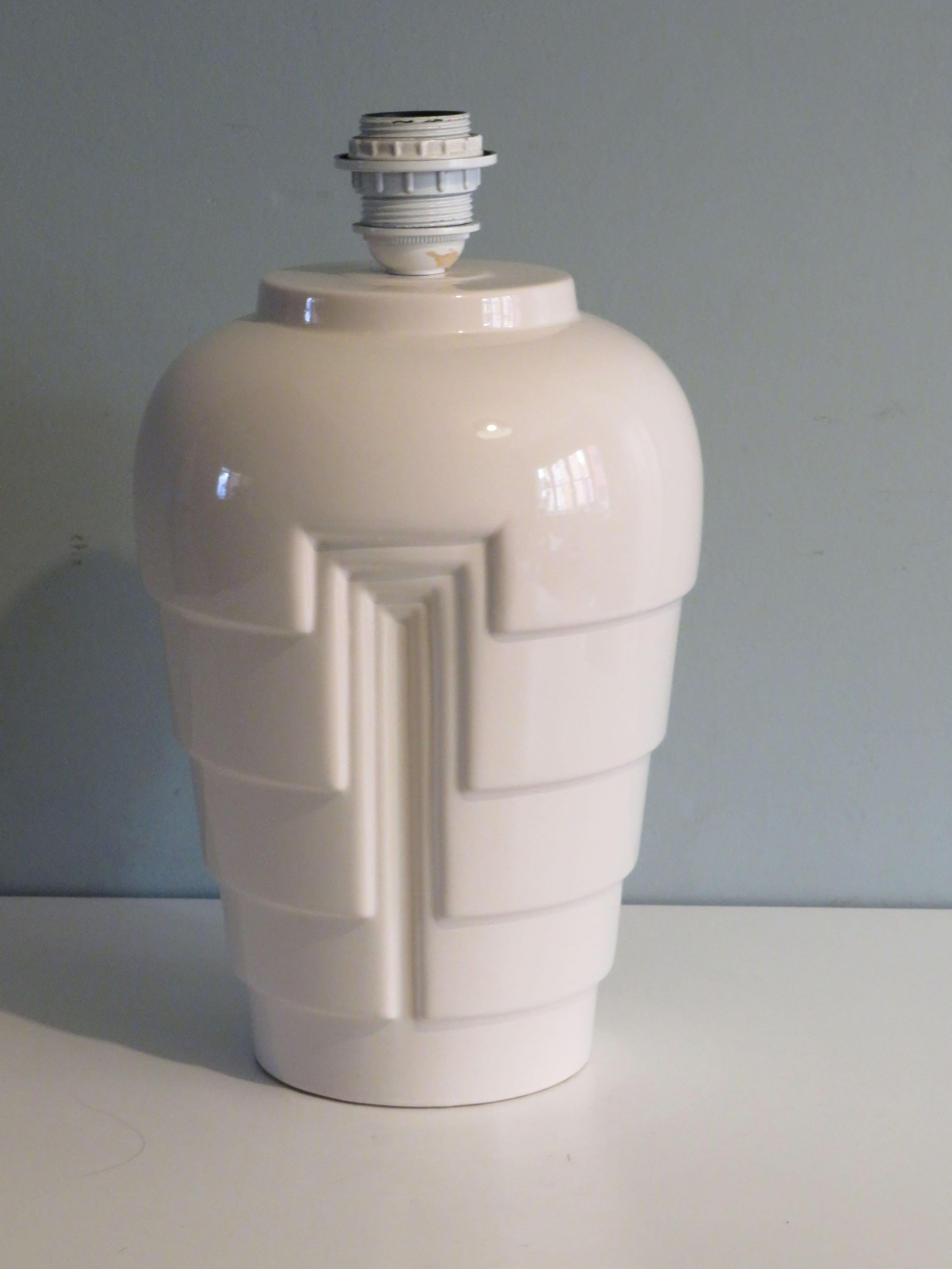 Vintage white ceramic table lamp, Memphis style with black and white lampshade In Good Condition For Sale In Herentals, BE