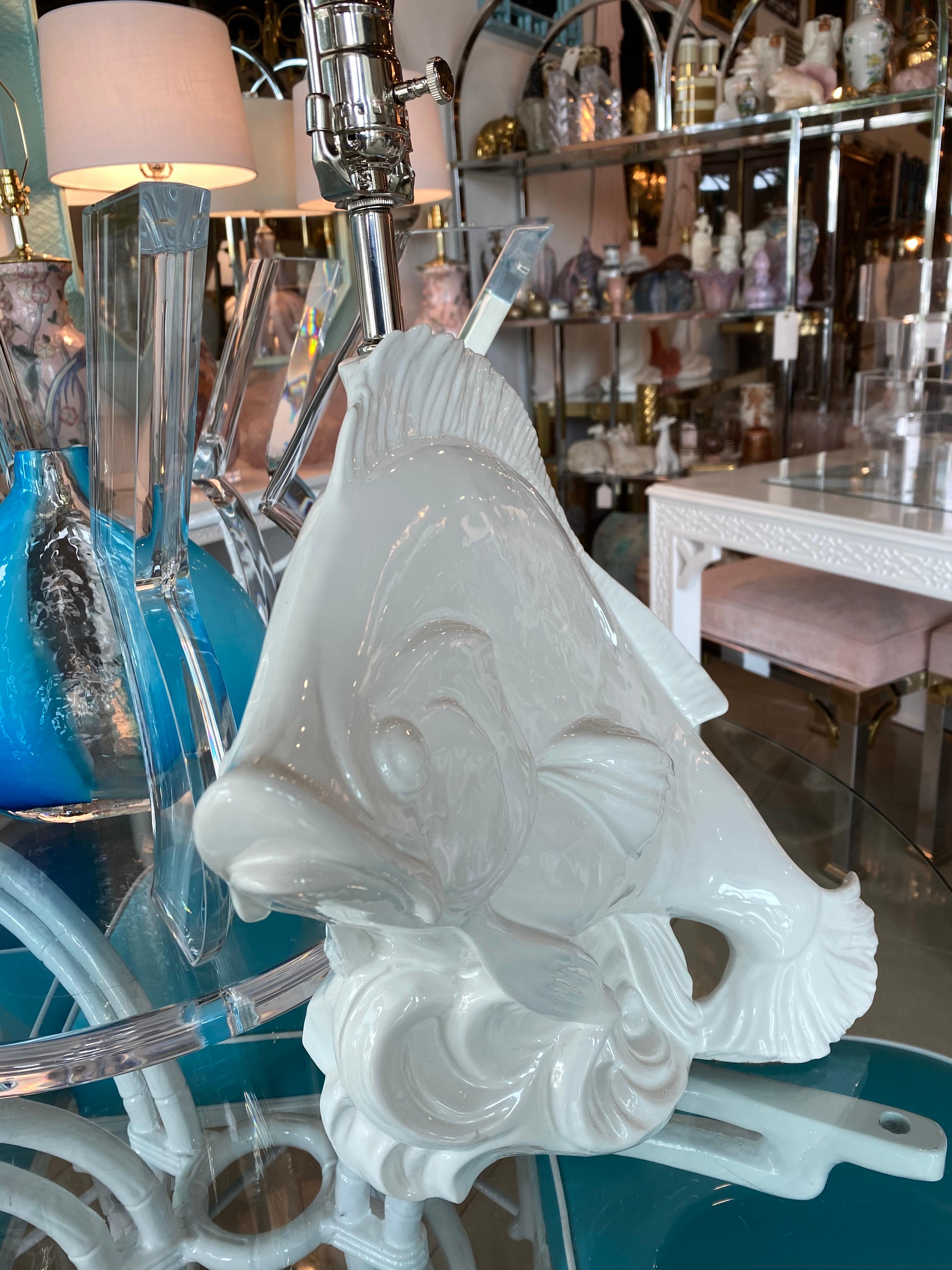 Lampe de table vintage en céramique blanche pour poissons tropicaux Made in Italy Newly Wired Chrome en vente 3