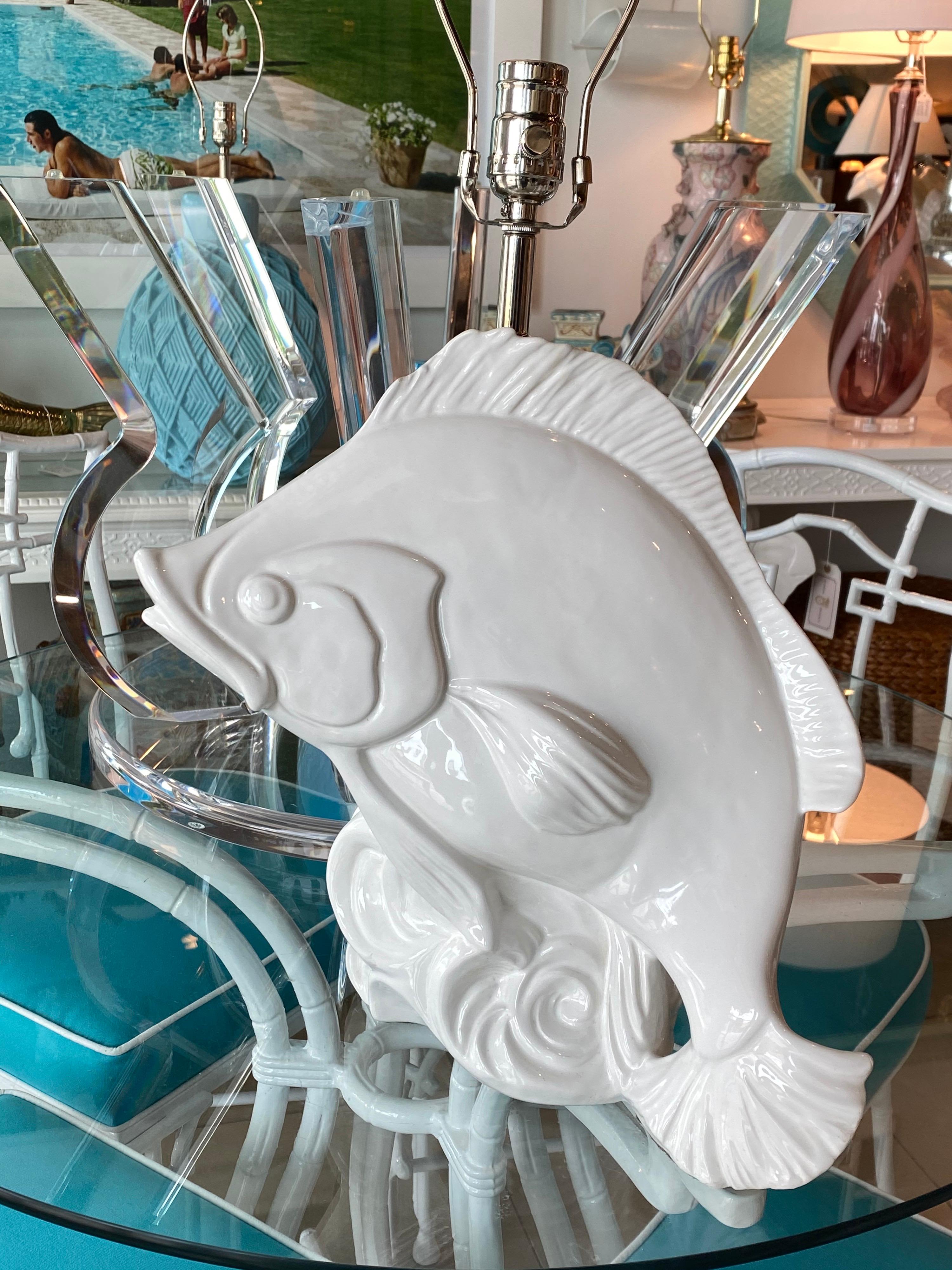 Tropische Fisch-Tischlampe aus weißer Keramik, Vintage, hergestellt in Italien, neu verdrahtet, Chrom im Angebot 5