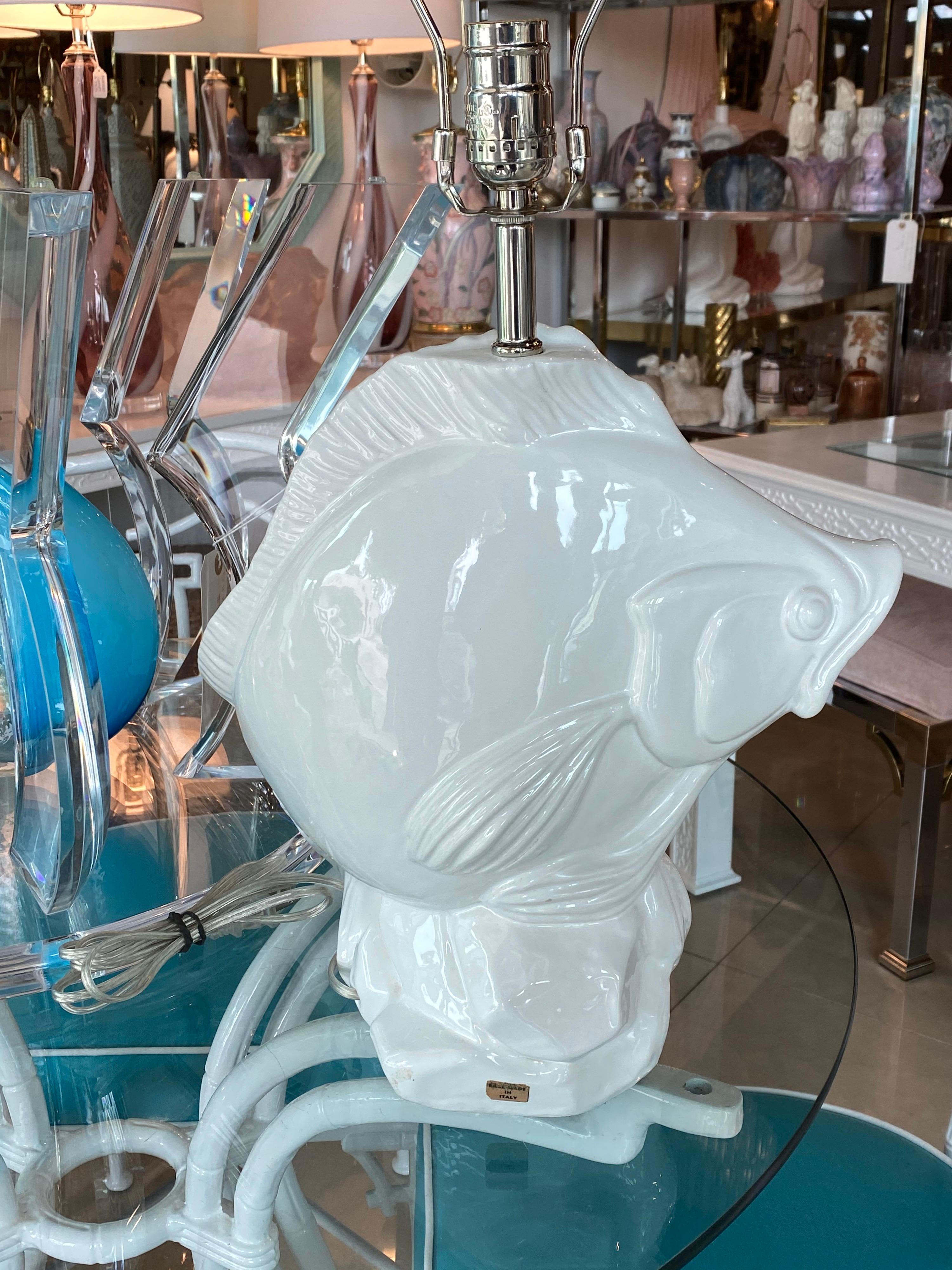Tropische Fisch-Tischlampe aus weißer Keramik, Vintage, hergestellt in Italien, neu verdrahtet, Chrom im Angebot 6