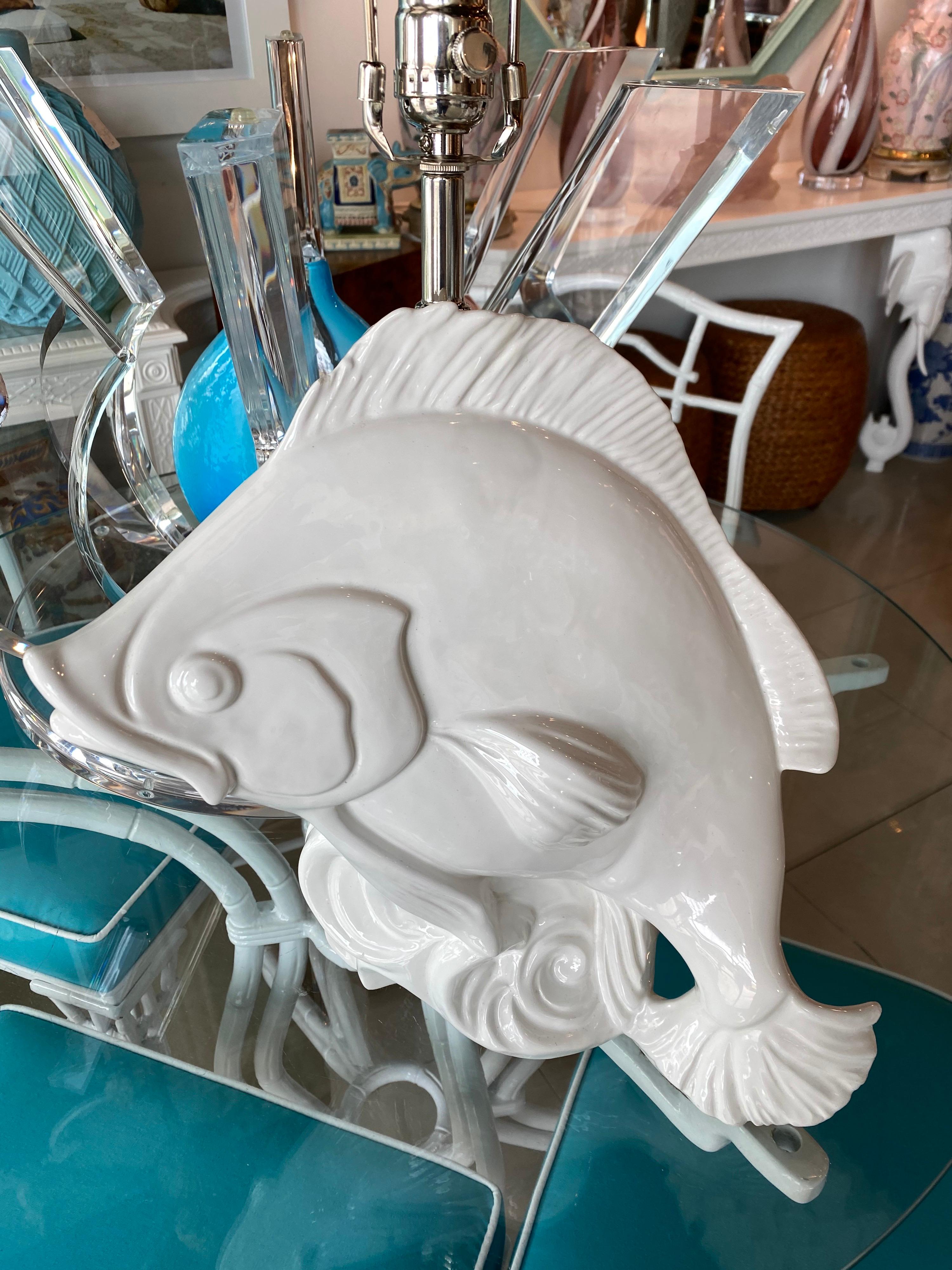 Tropische Fisch-Tischlampe aus weißer Keramik, Vintage, hergestellt in Italien, neu verdrahtet, Chrom (Hollywood Regency) im Angebot