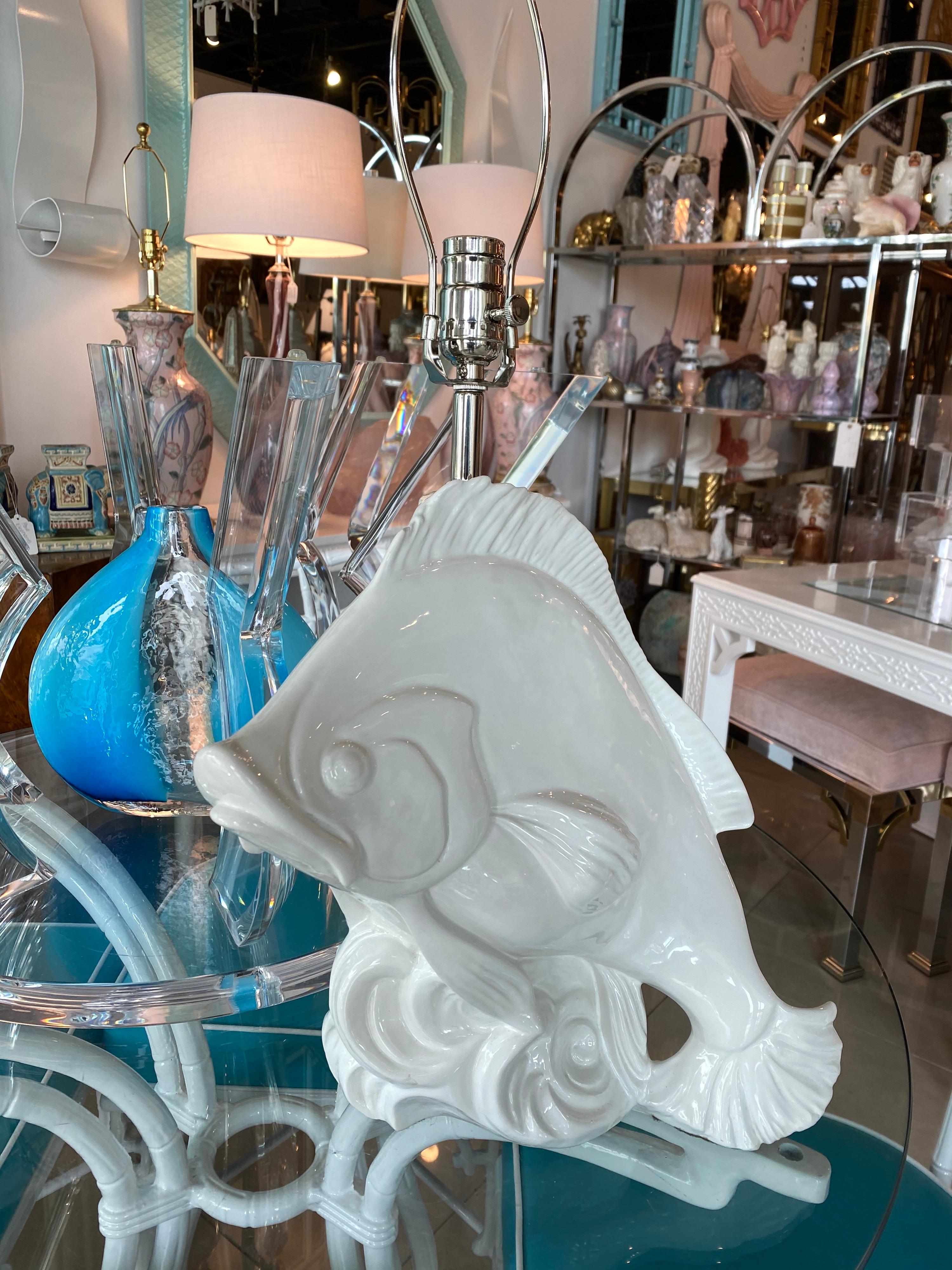 Tropische Fisch-Tischlampe aus weißer Keramik, Vintage, hergestellt in Italien, neu verdrahtet, Chrom im Zustand „Gut“ im Angebot in West Palm Beach, FL