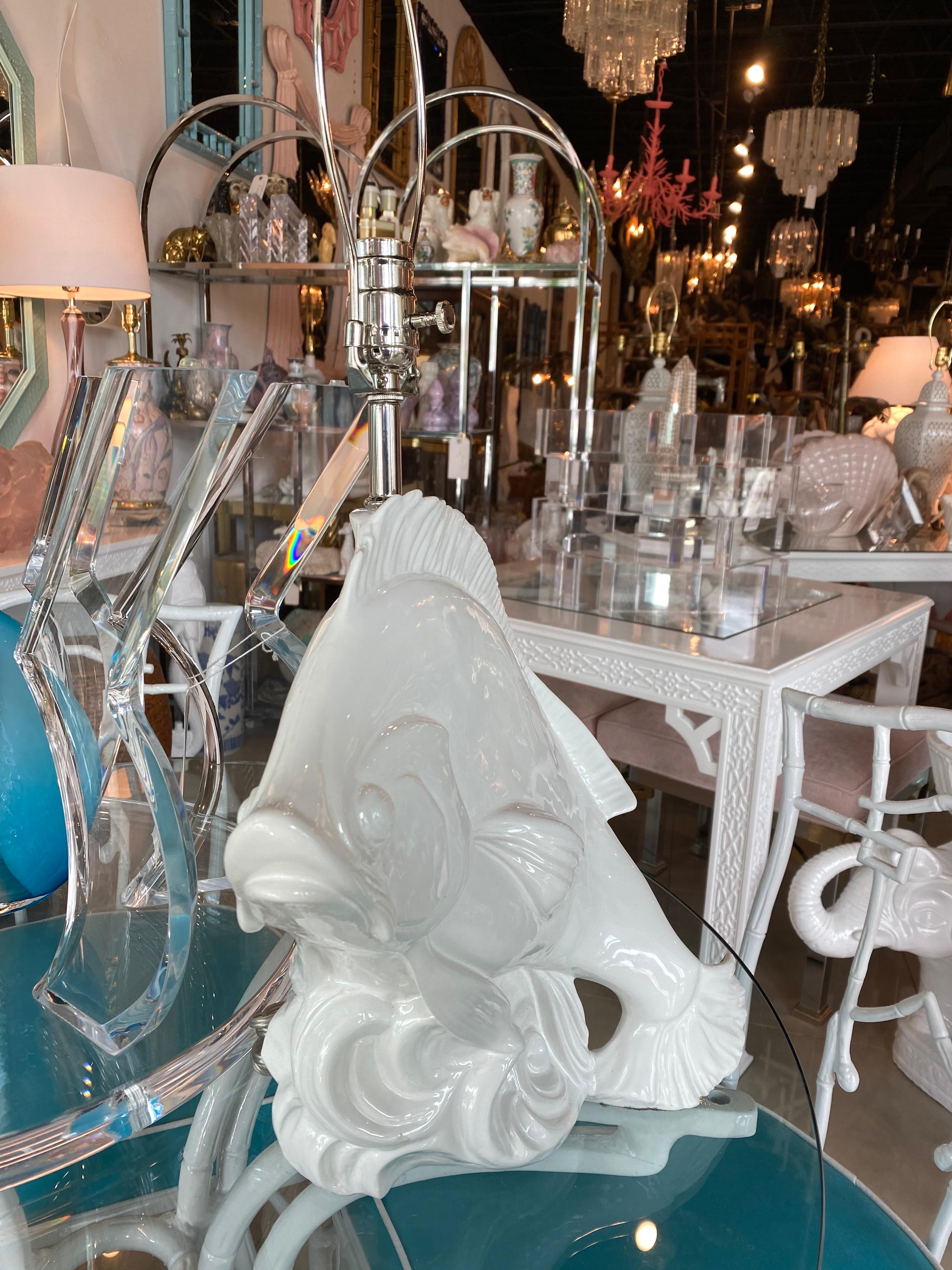 Fin du 20e siècle Lampe de table vintage en céramique blanche pour poissons tropicaux Made in Italy Newly Wired Chrome en vente