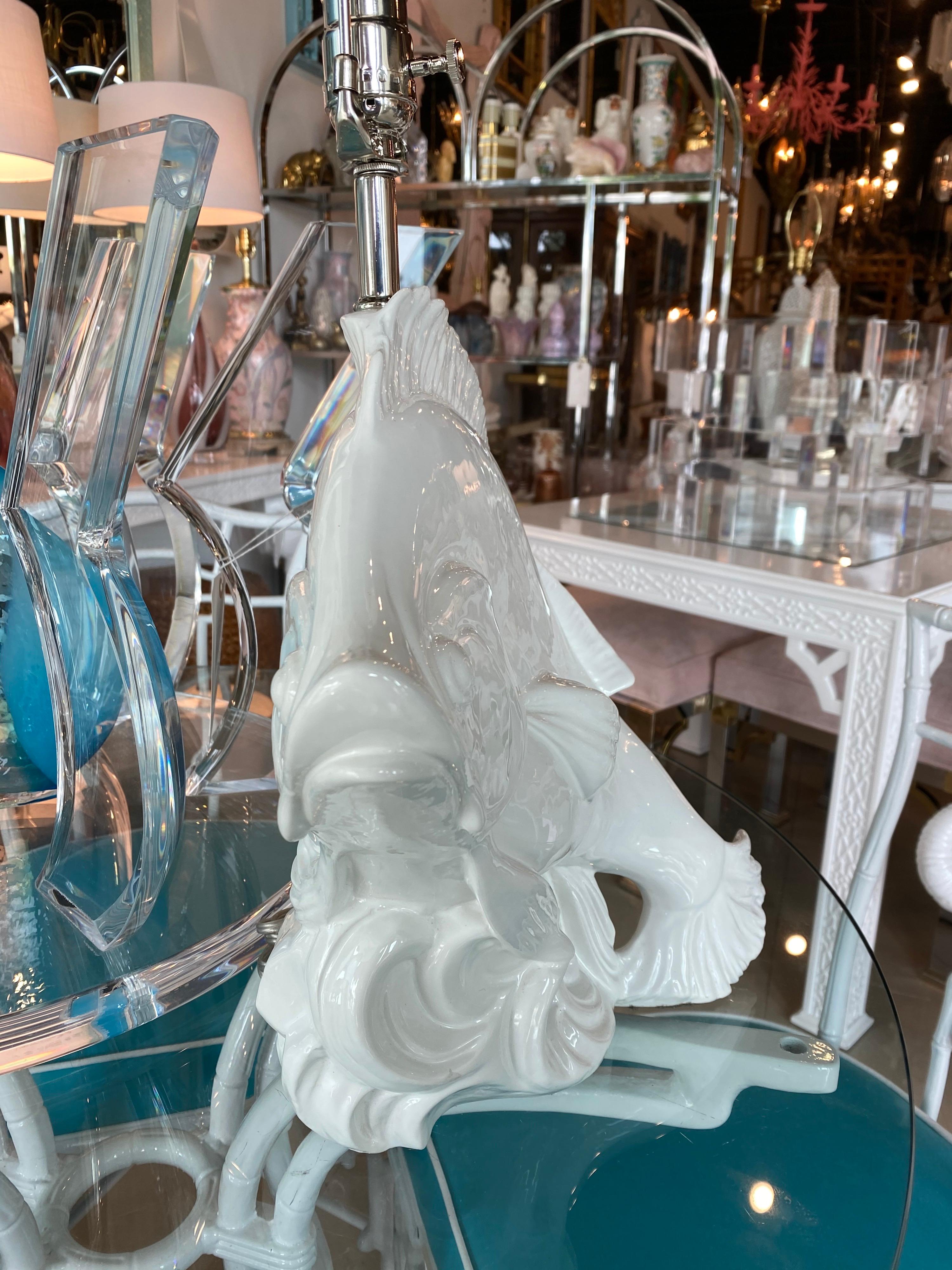 Céramique Lampe de table vintage en céramique blanche pour poissons tropicaux Made in Italy Newly Wired Chrome en vente