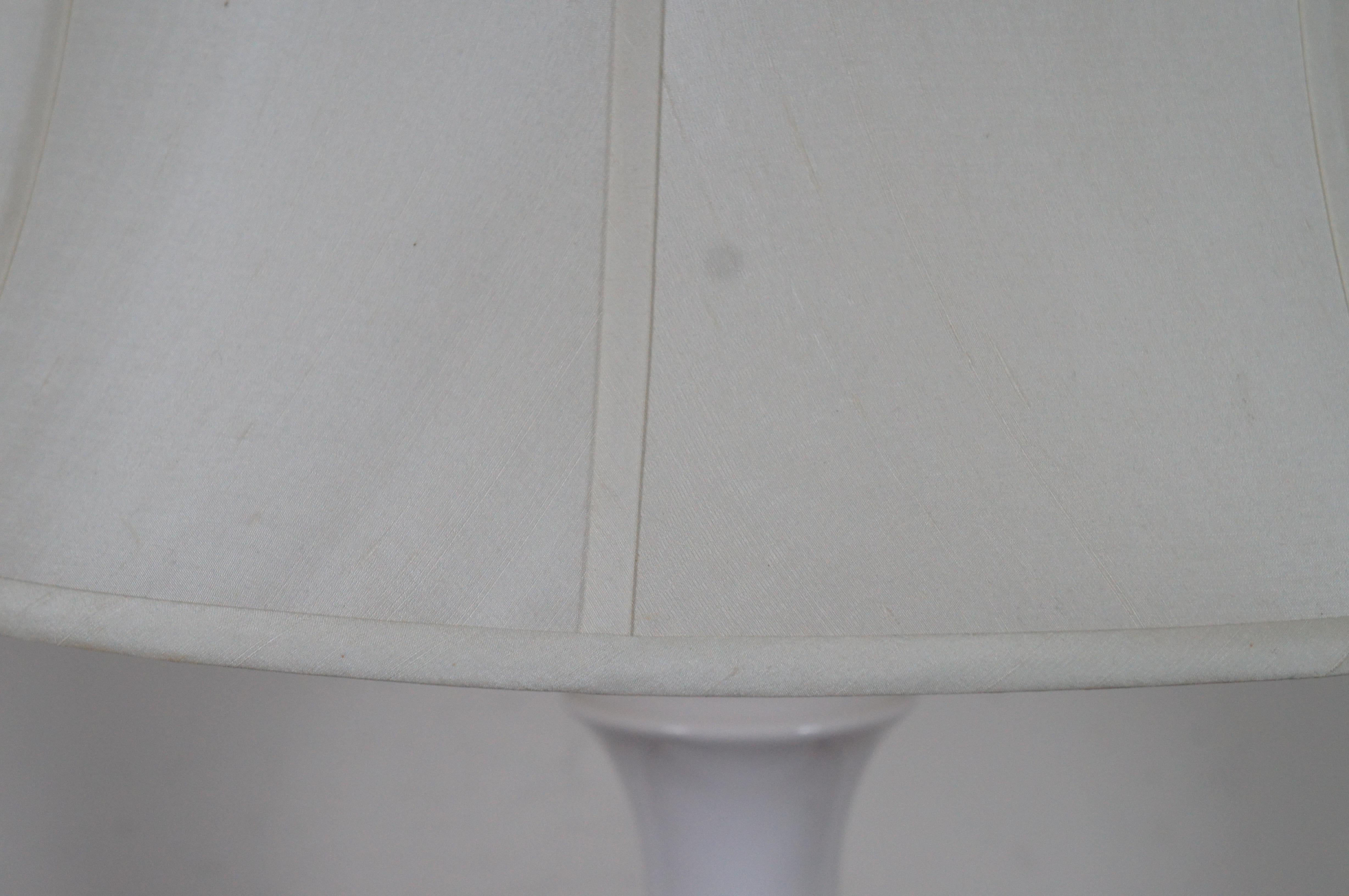 Vintage White Ceramic Urn Vase Shaped Table Lamp & Shade w Wood Base 3