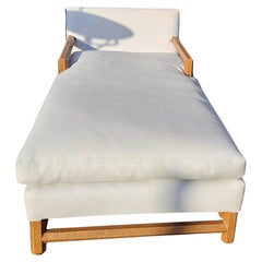 Chaise Lounge vintage bianca con accenti in finta pelle di struzzo