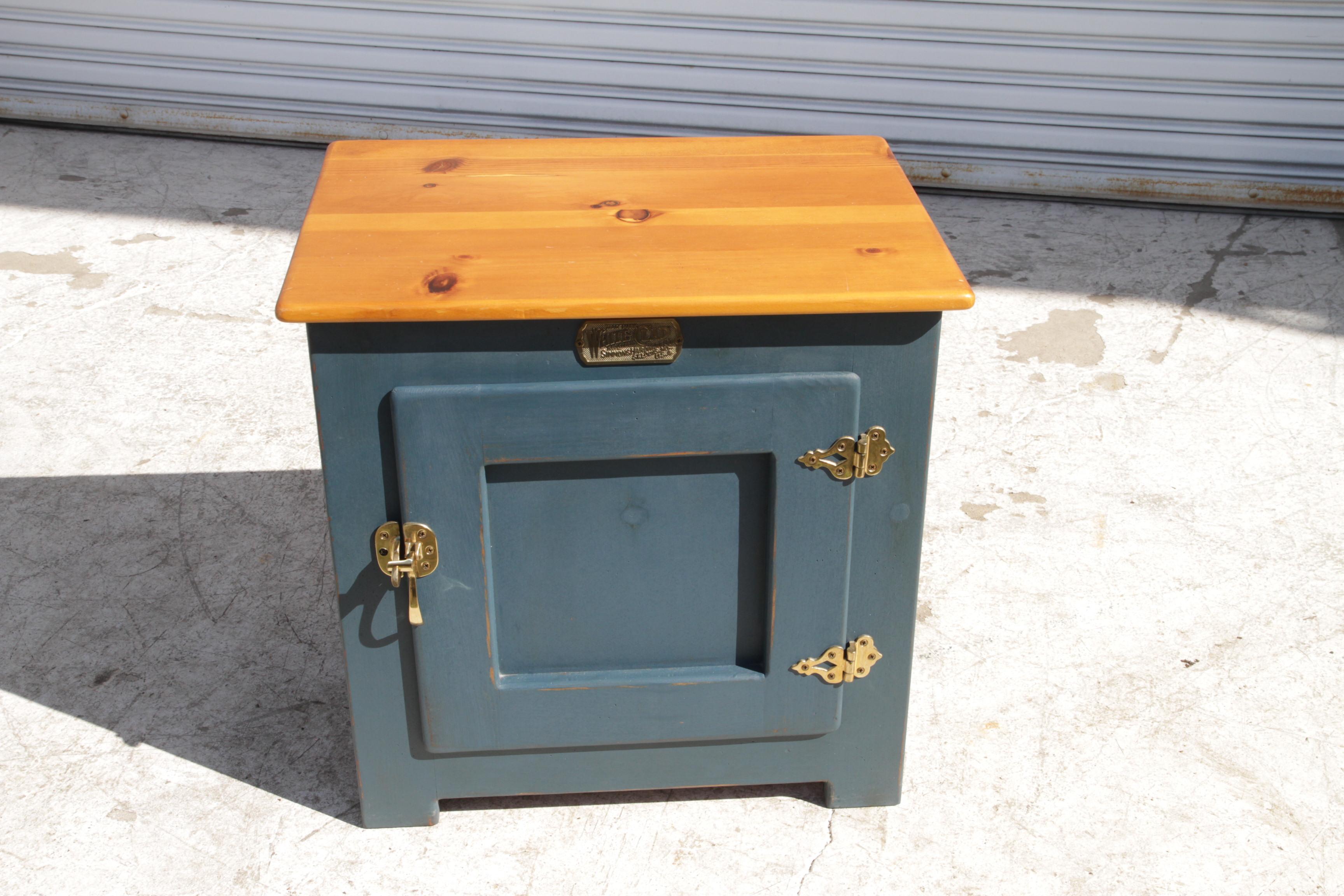 Vintage White Clad Oak Wood Ice Box Nightstand Cabinet Chest End Table.
Very good condition. Original brass hardware.
Dimensions:
Height: 24