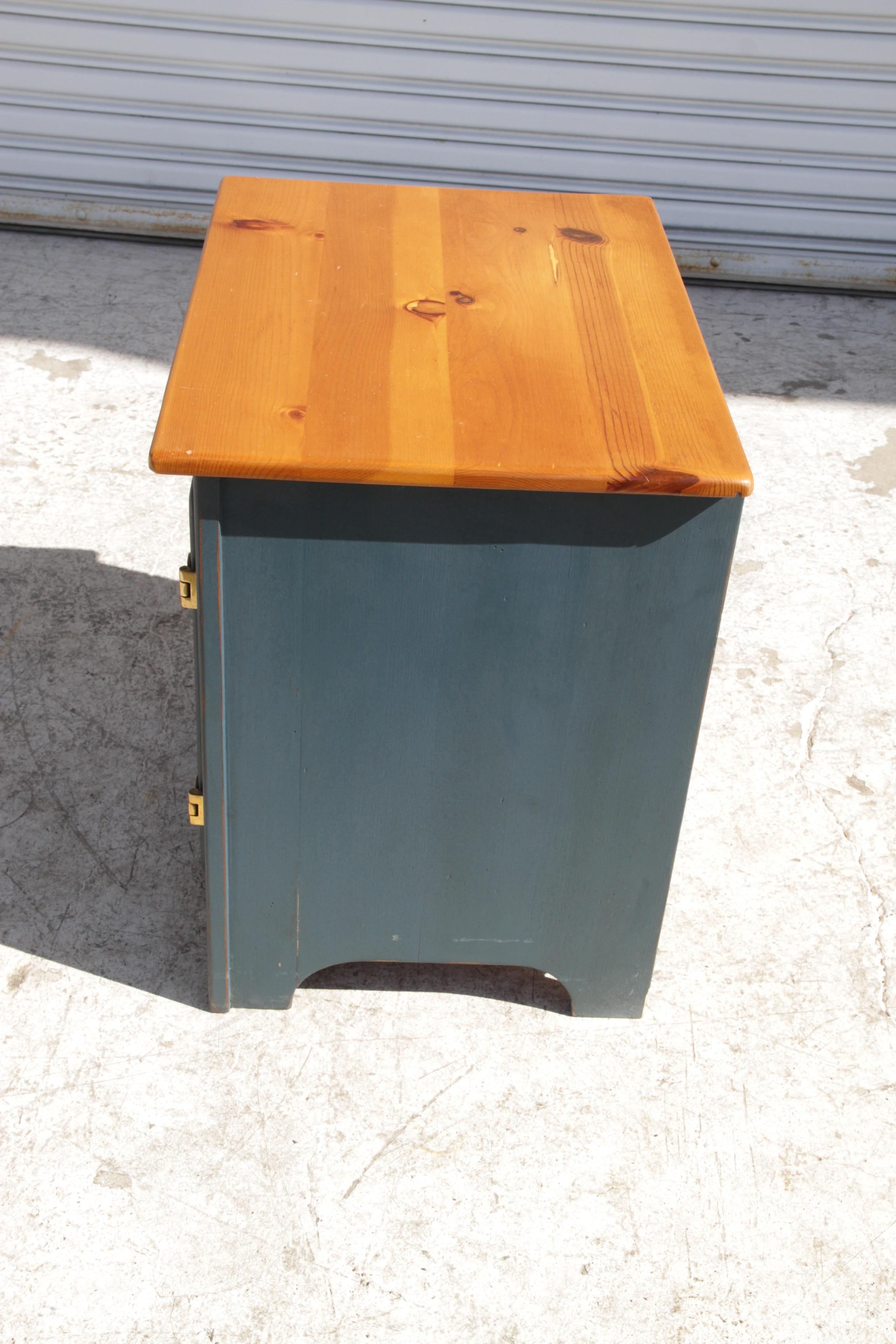Vintage White Clad Oak Wood Ice Box Nightstand Cabinet Chest End Table In Good Condition For Sale In Pasadena, TX