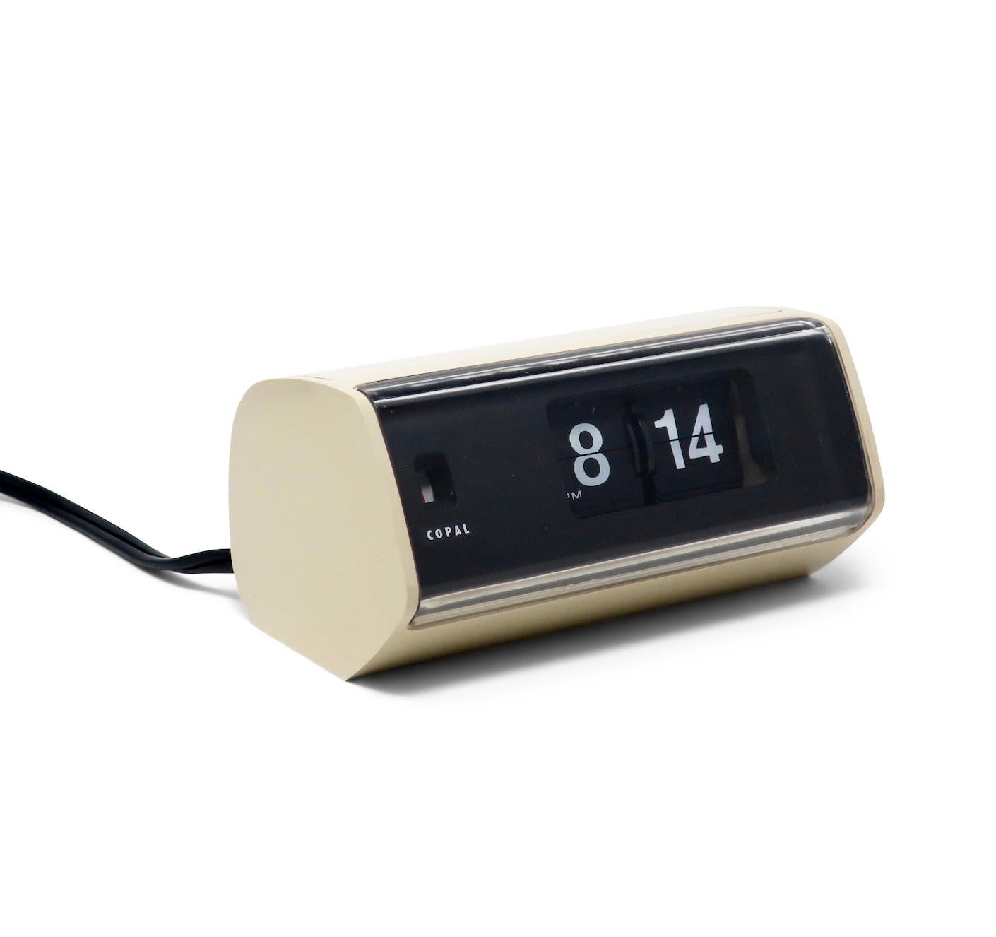 Vintage White Copal Model 222 Flip Clock In Good Condition For Sale In Brooklyn, NY