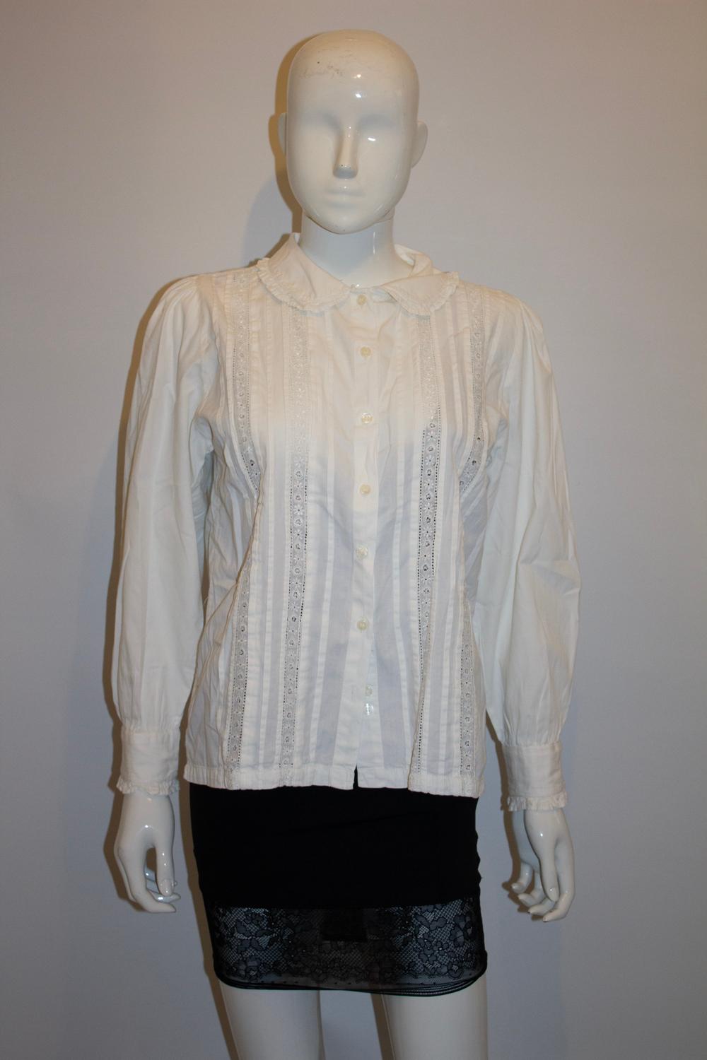 Grigio Camicetta vintage in cotone bianco di Nightingale Ltd in vendita