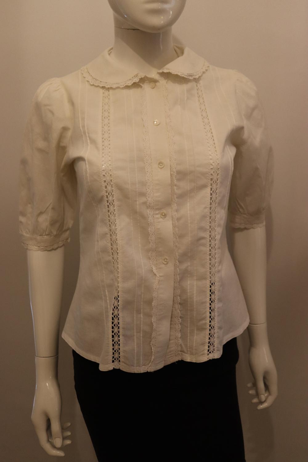 Vintage White Cotton Blouse with Peter Pan Collar In Good Condition For Sale In London, GB